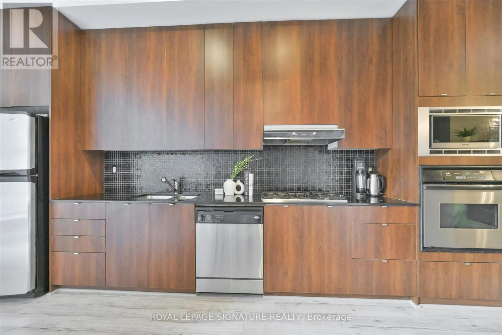 305 - 23 BRANT STREET