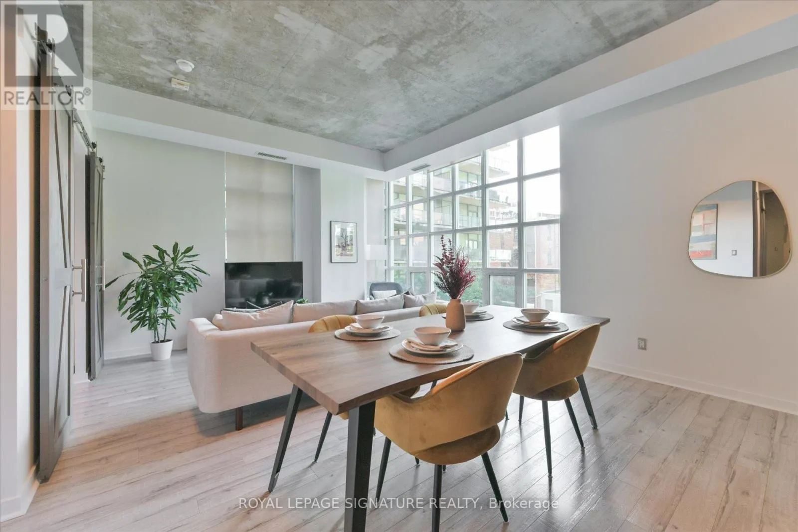 305 - 23 BRANT STREET