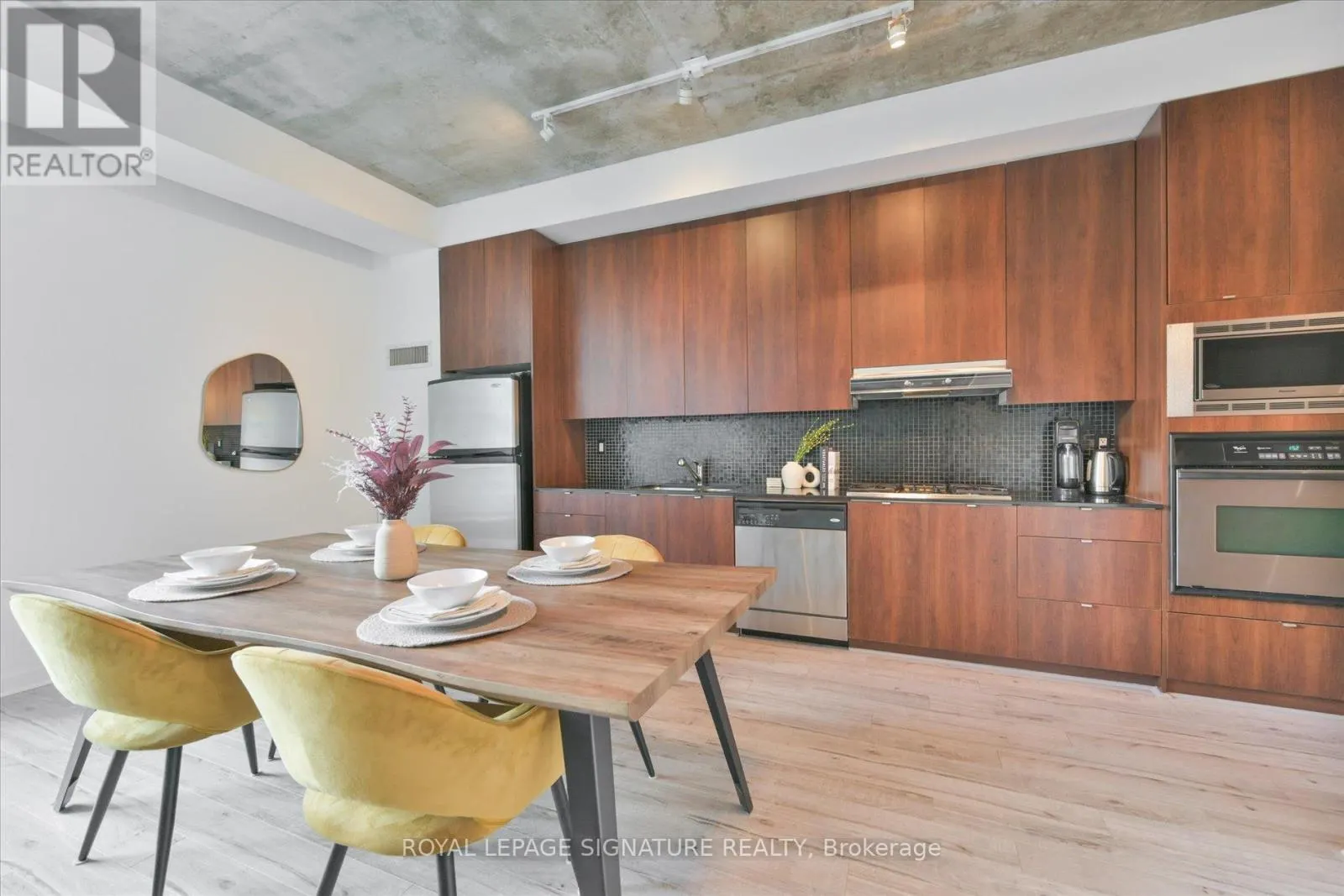 305 - 23 BRANT STREET