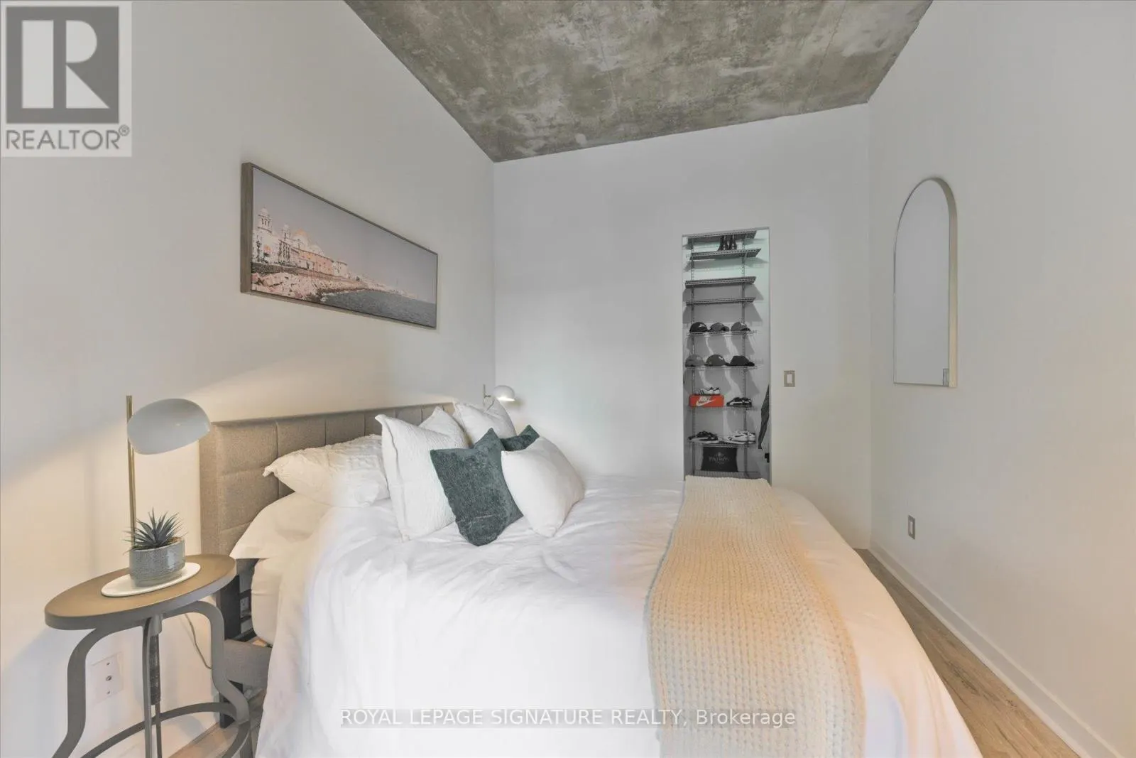 305 - 23 BRANT STREET