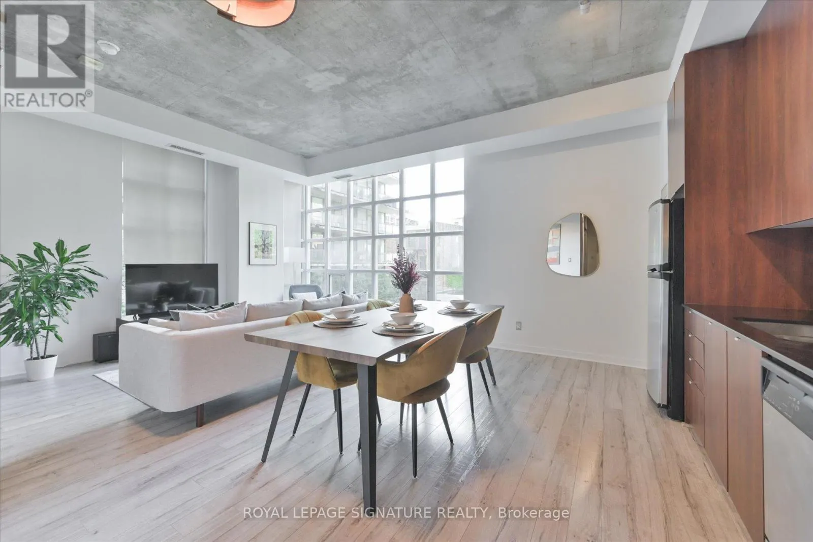 305 - 23 BRANT STREET