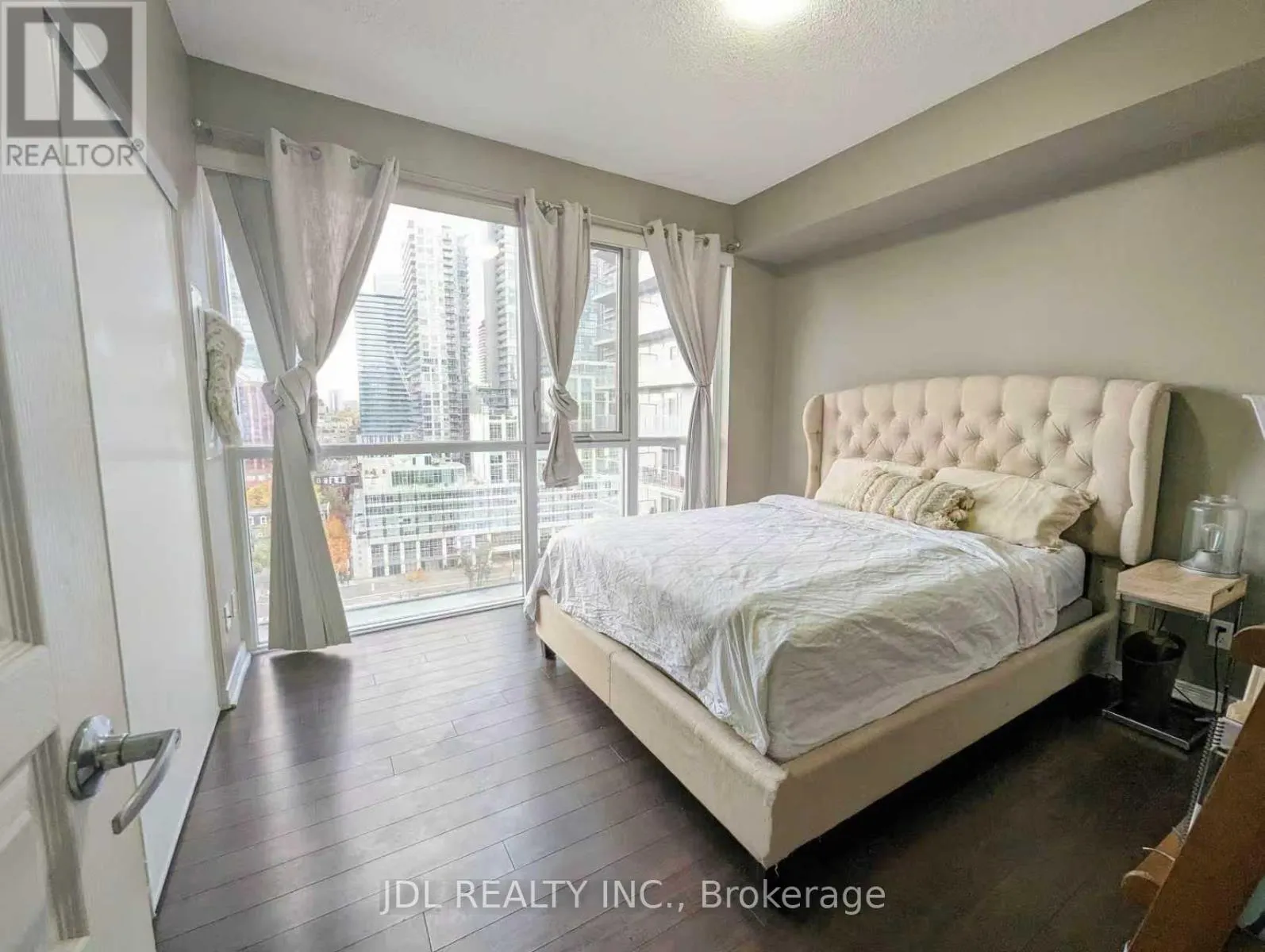 1407 - 352 FRONT STREET W