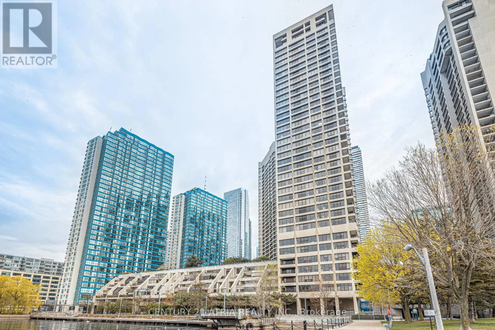1401 - 65 HARBOUR SQUARE