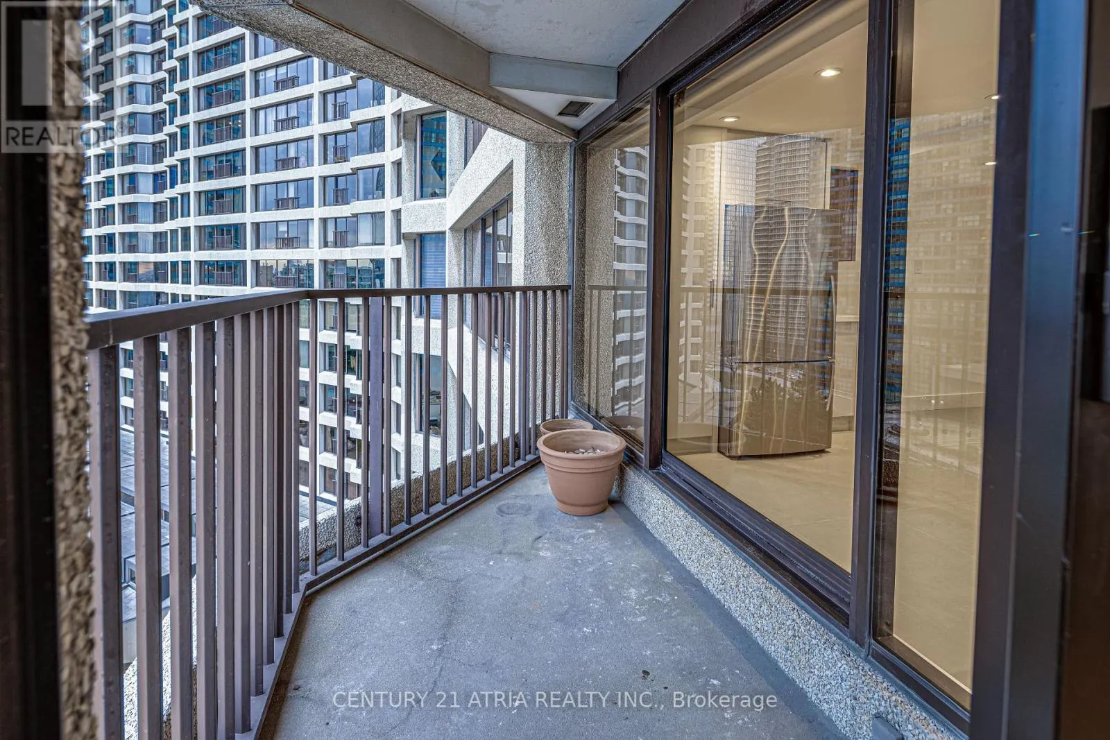 1401 - 65 HARBOUR SQUARE