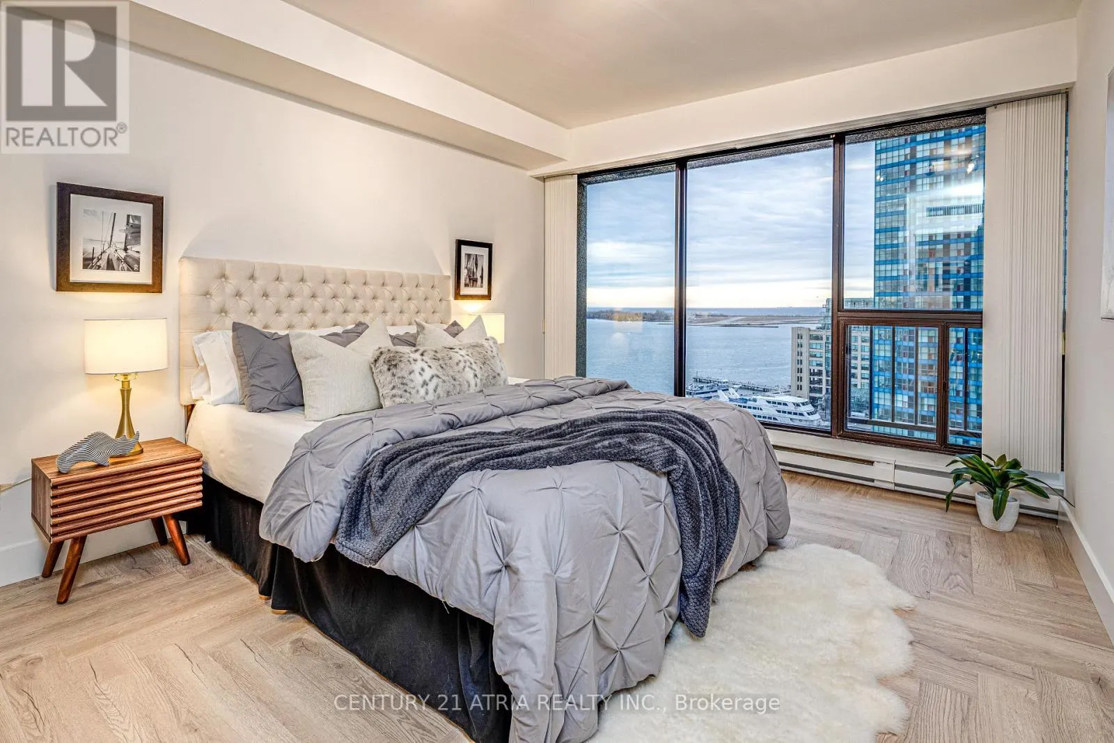 1401 - 65 HARBOUR SQUARE