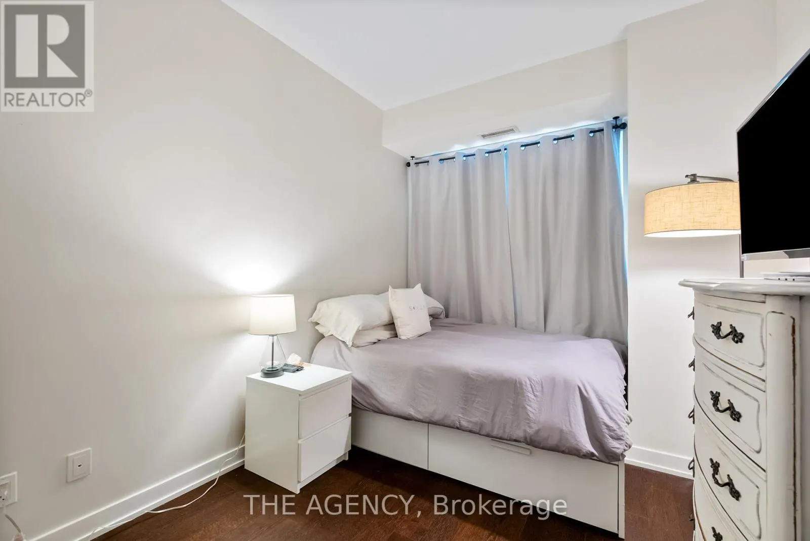 457 - 1030 KING STREET W