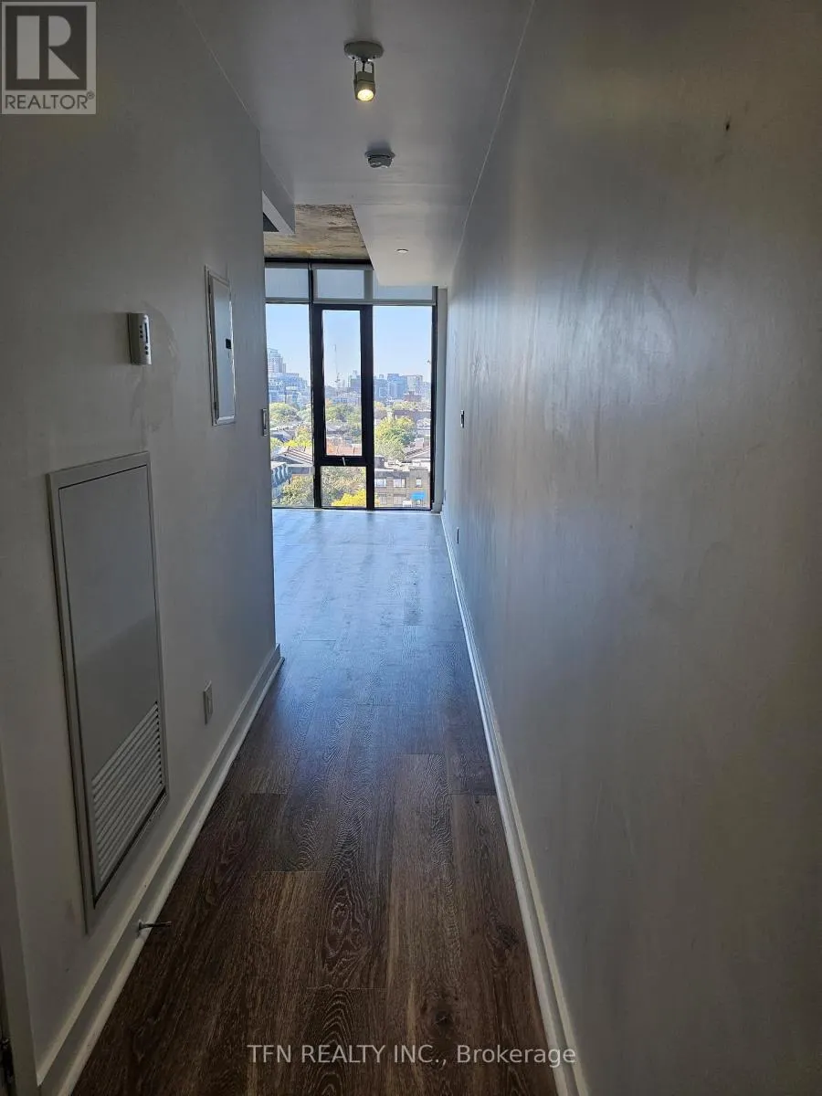 810 - 111 BATHURST STREET