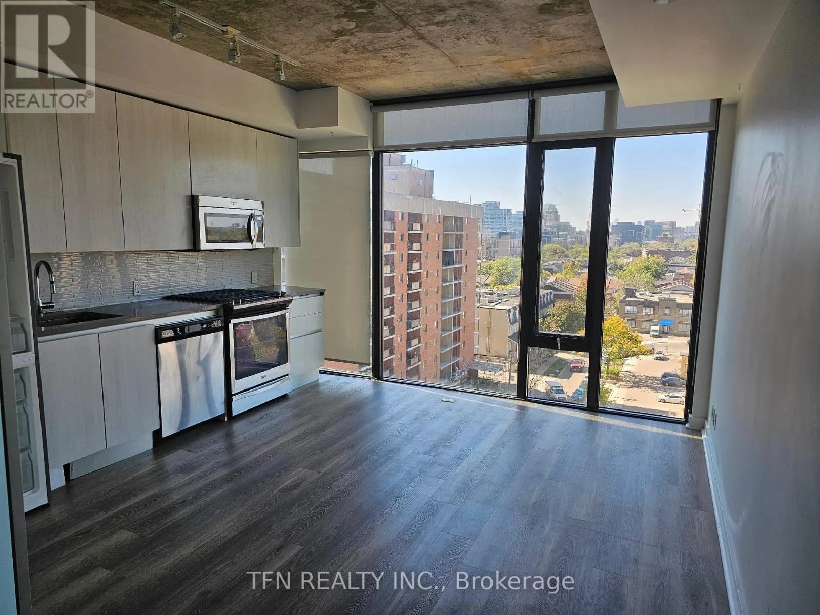 810 - 111 BATHURST STREET