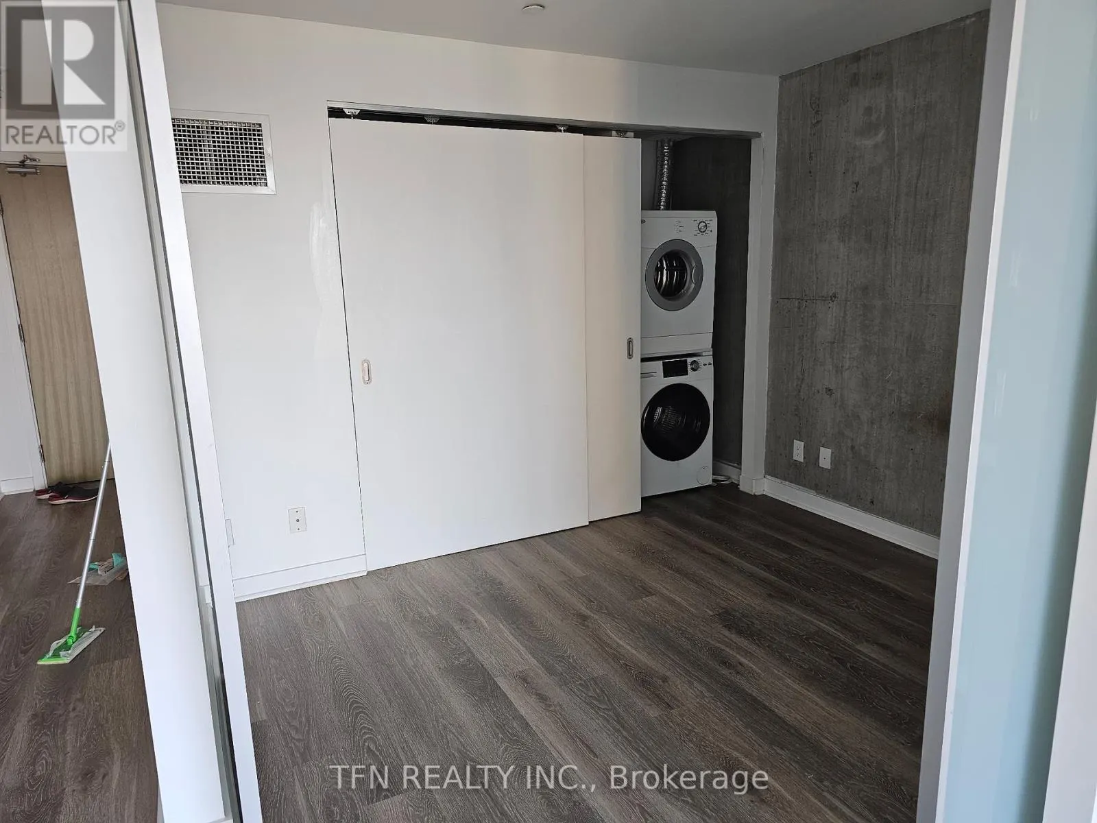 810 - 111 BATHURST STREET