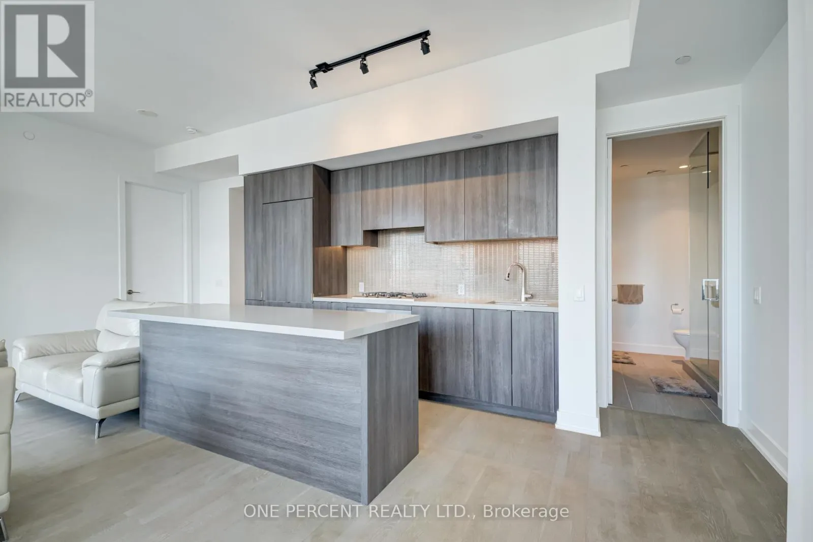6108 - 7 GRENVILLE STREET
