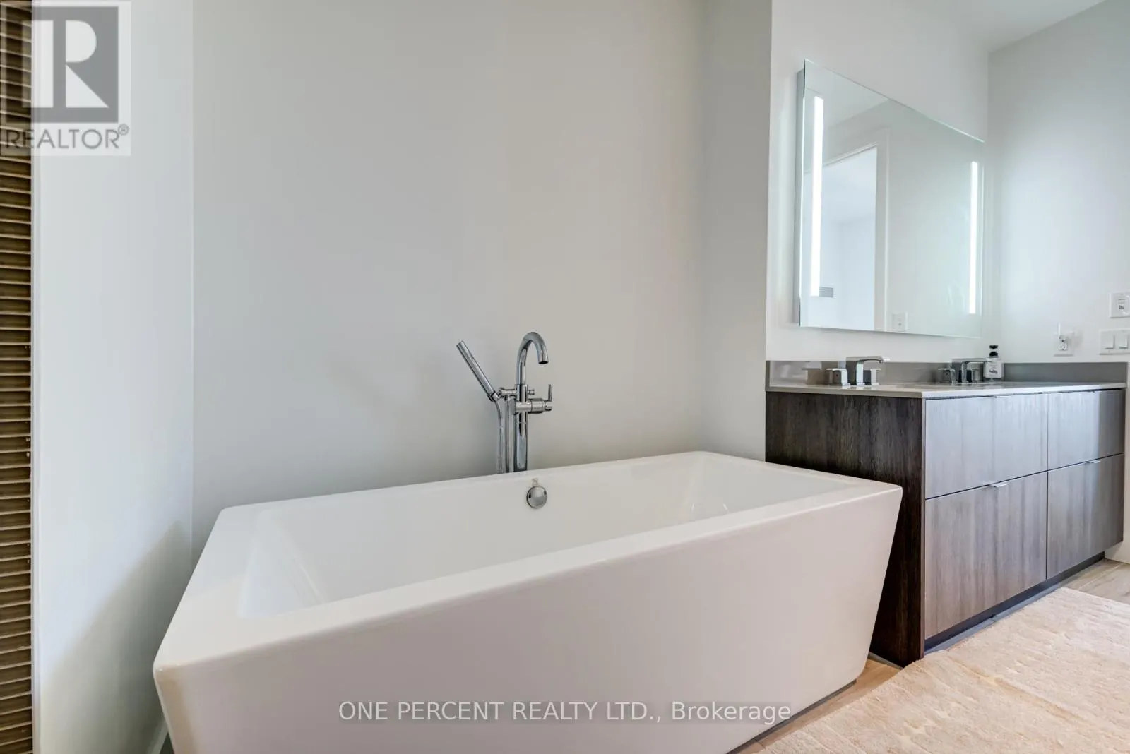 6108 - 7 GRENVILLE STREET