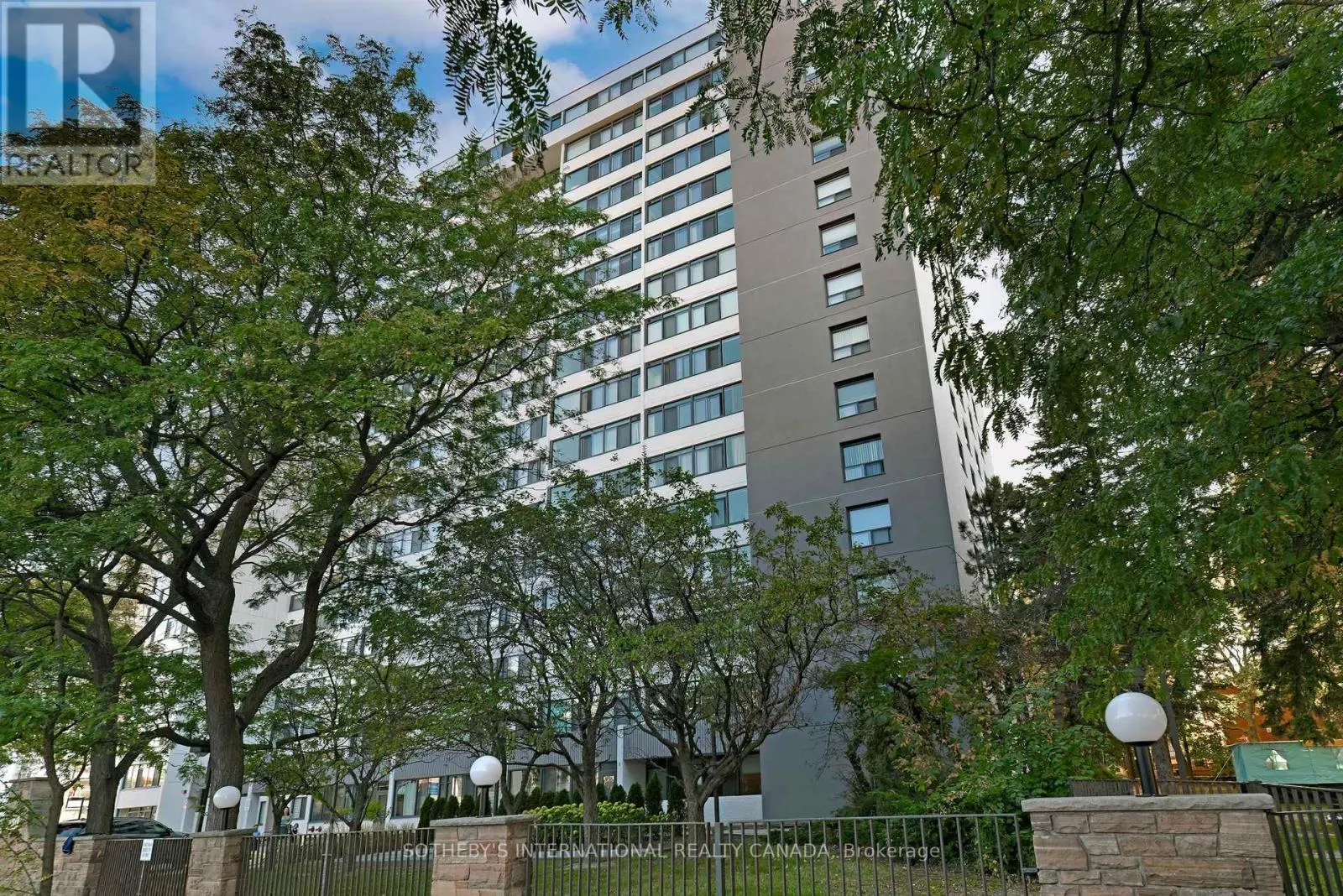 1205 - 3000 BATHURST STREET E