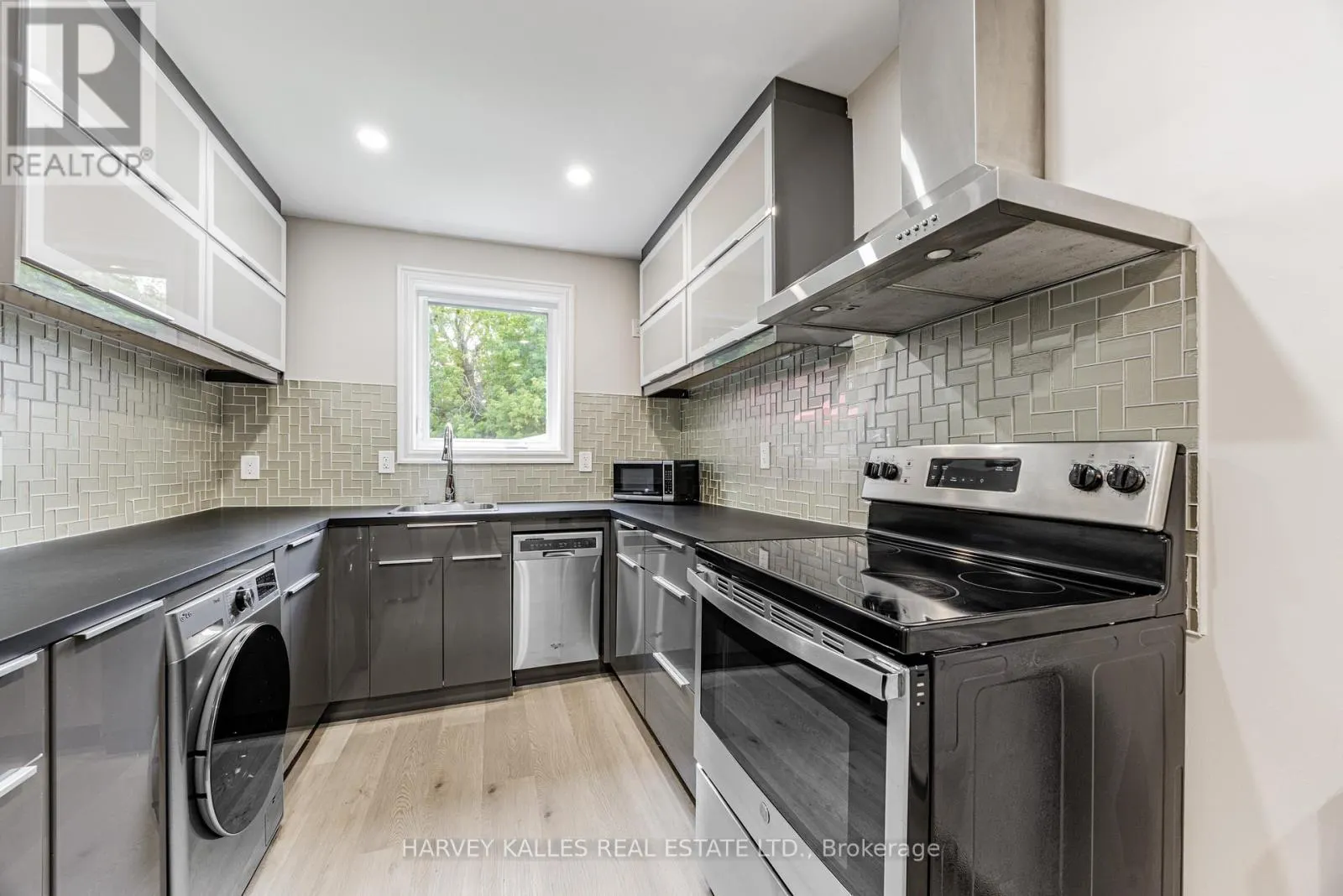 1836 BATHURST STREET