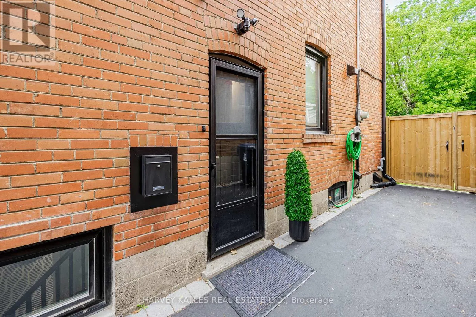 1836 BATHURST STREET
