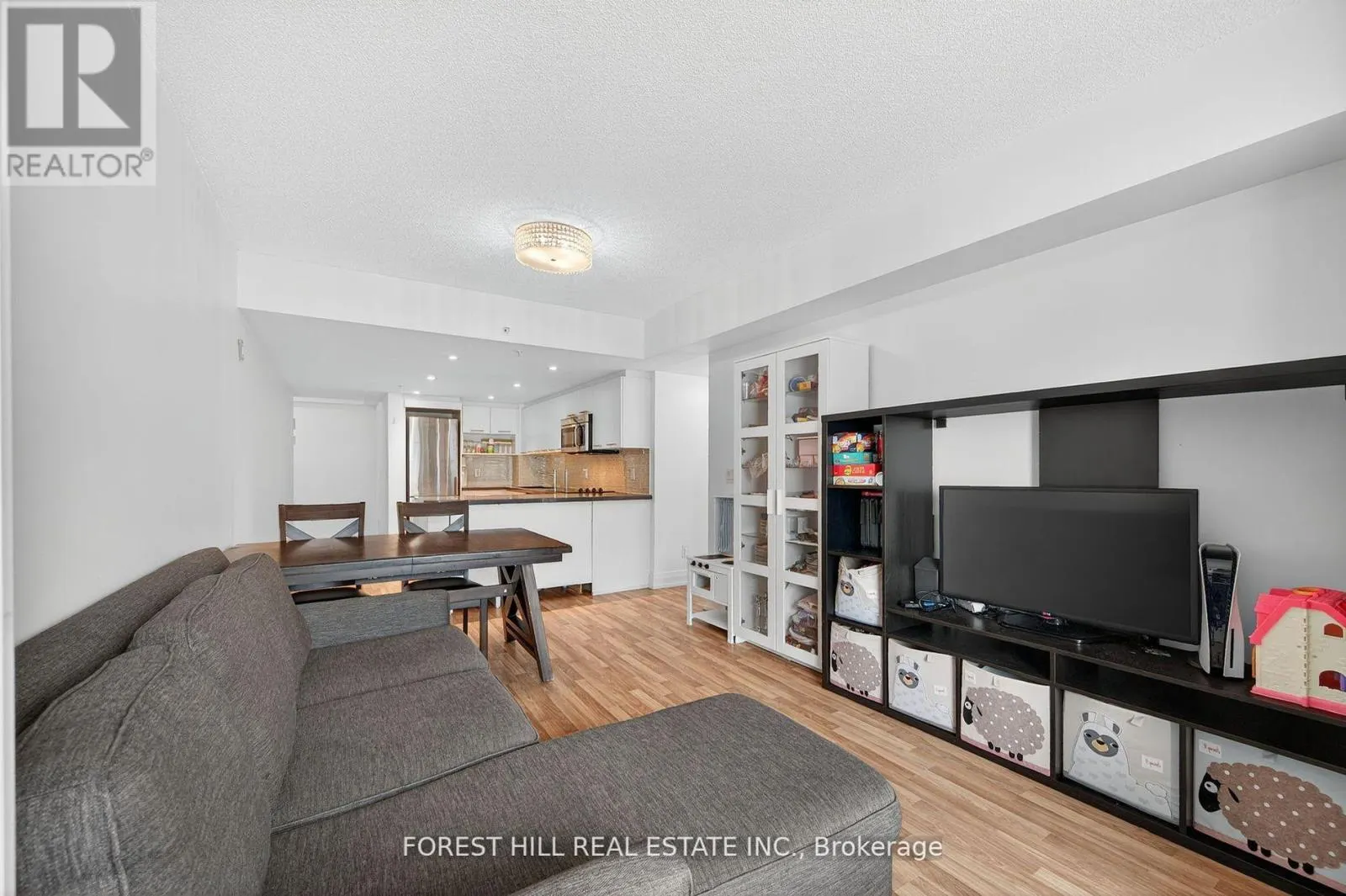 W1204 - 565 WILSON AVENUE