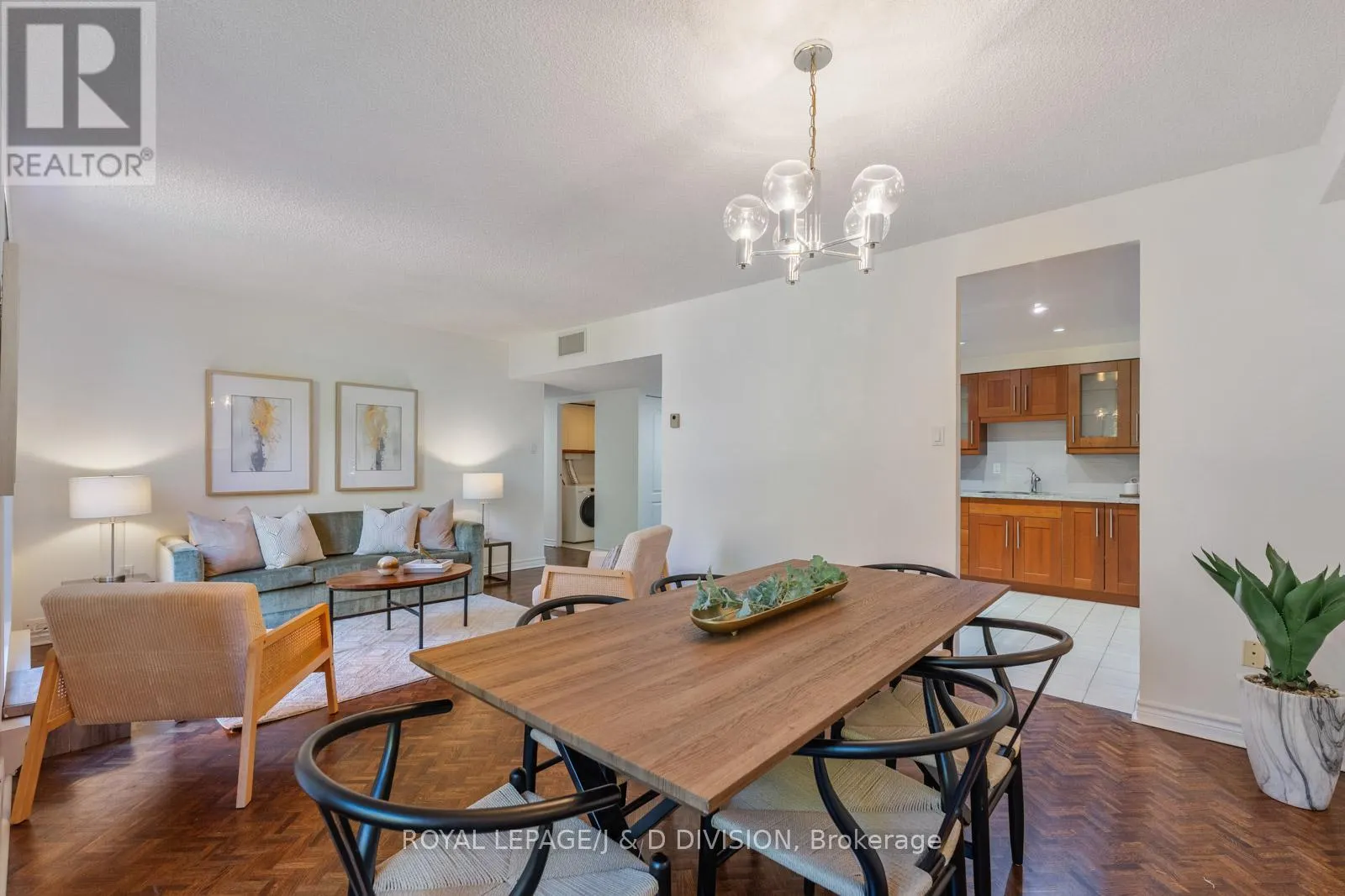 305 - 30 GLEN ELM AVENUE