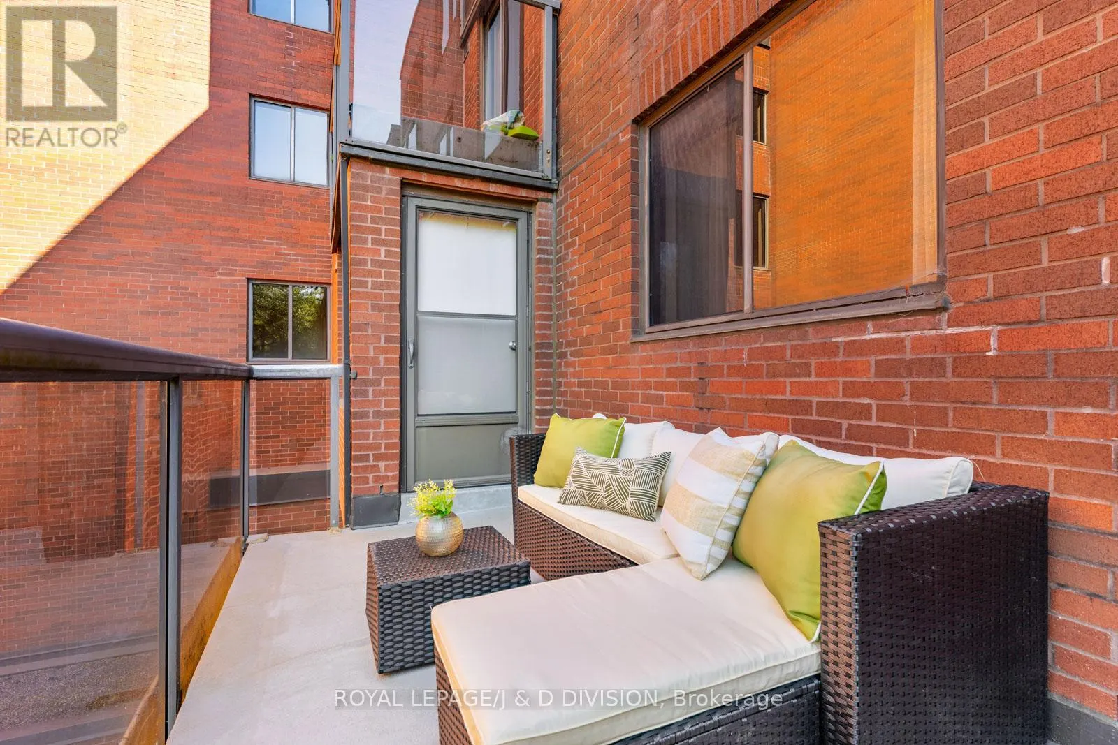 305 - 30 GLEN ELM AVENUE