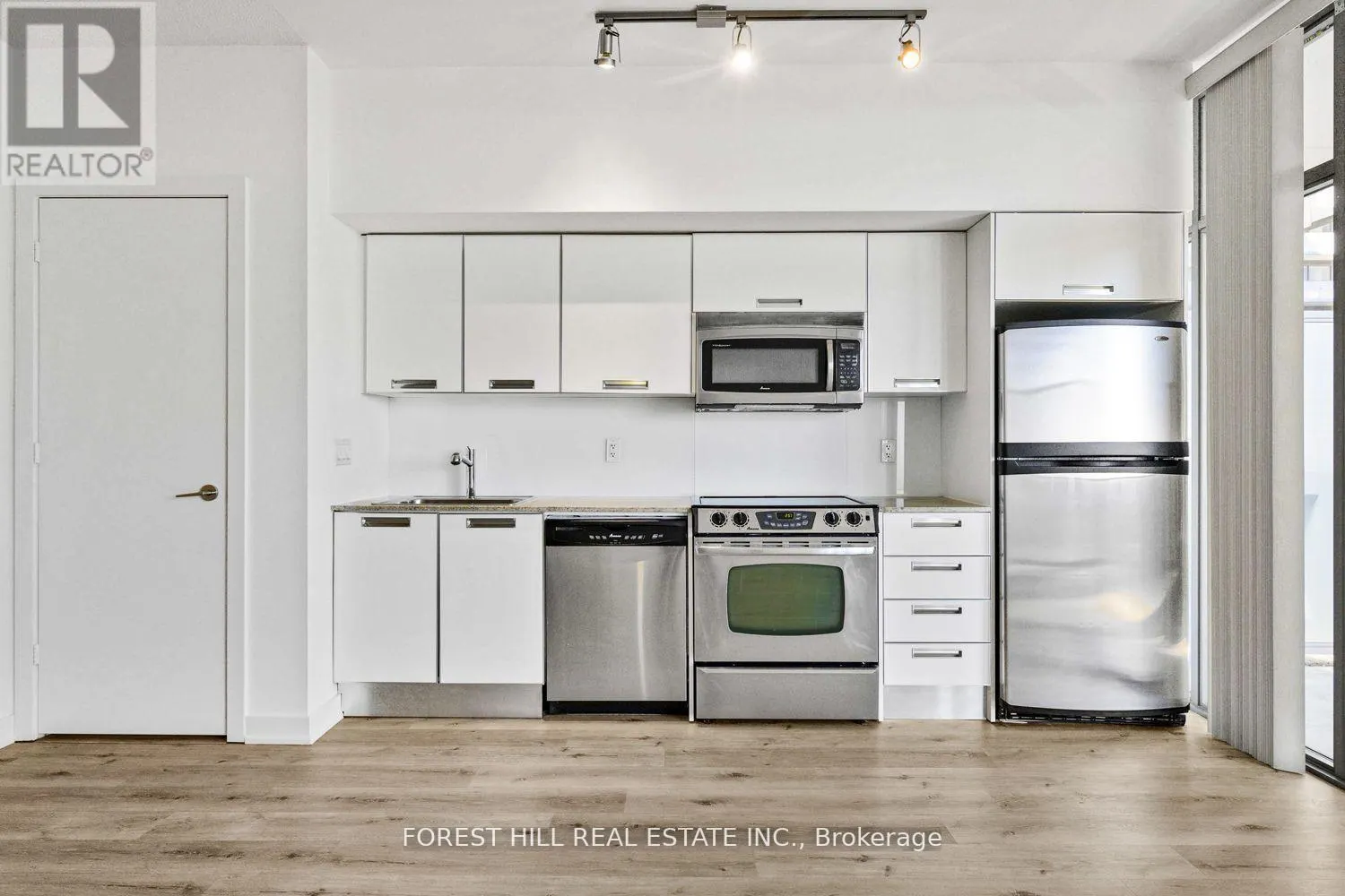 3210 - 33 CHARLES STREET E