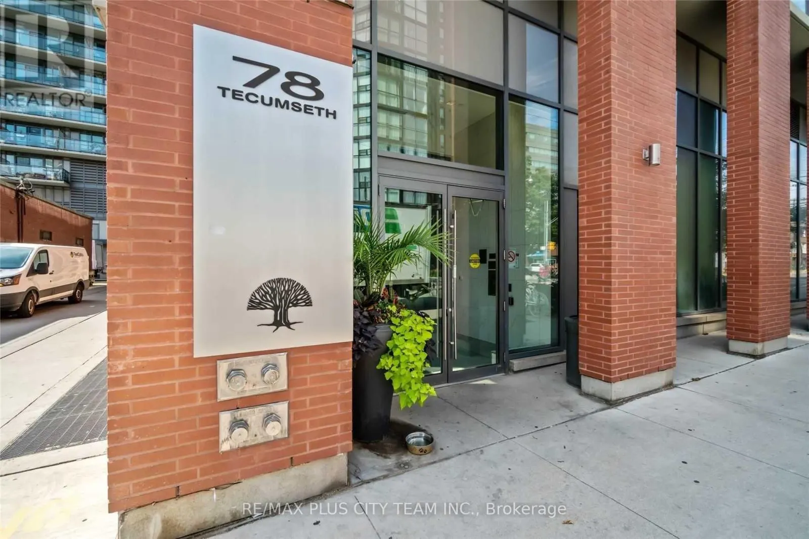411 - 78 TECUMSETH STREET