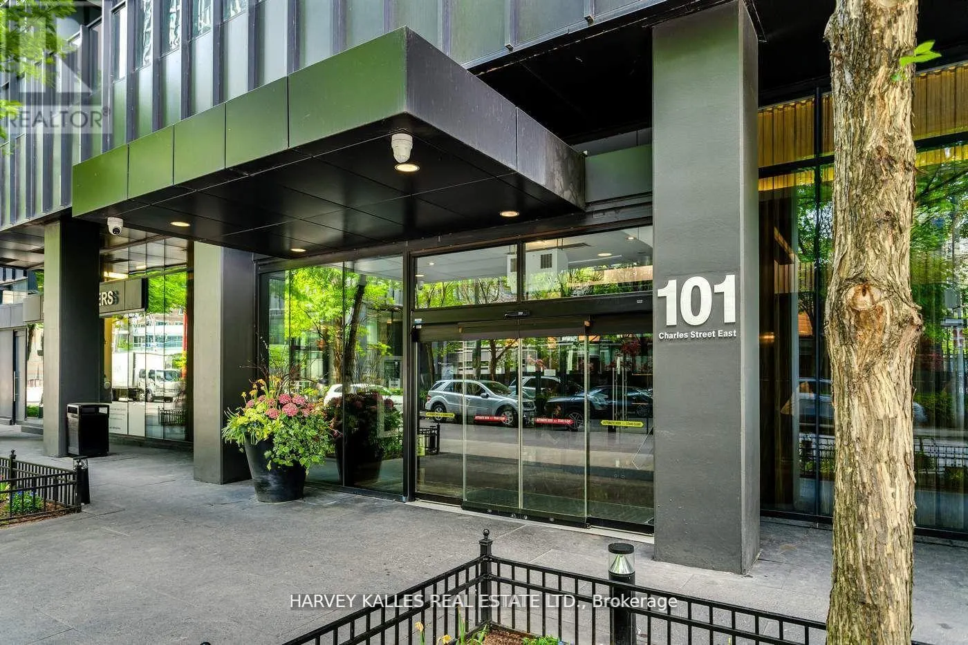 801 - 101 CHARLES STREET E