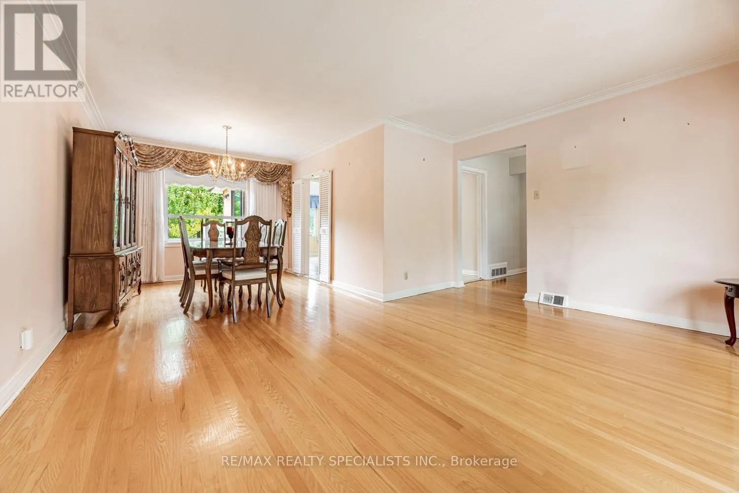 8 CHARNWOOD ROAD