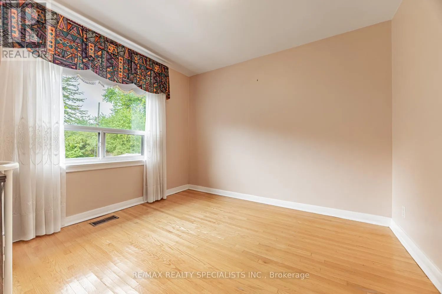 8 CHARNWOOD ROAD