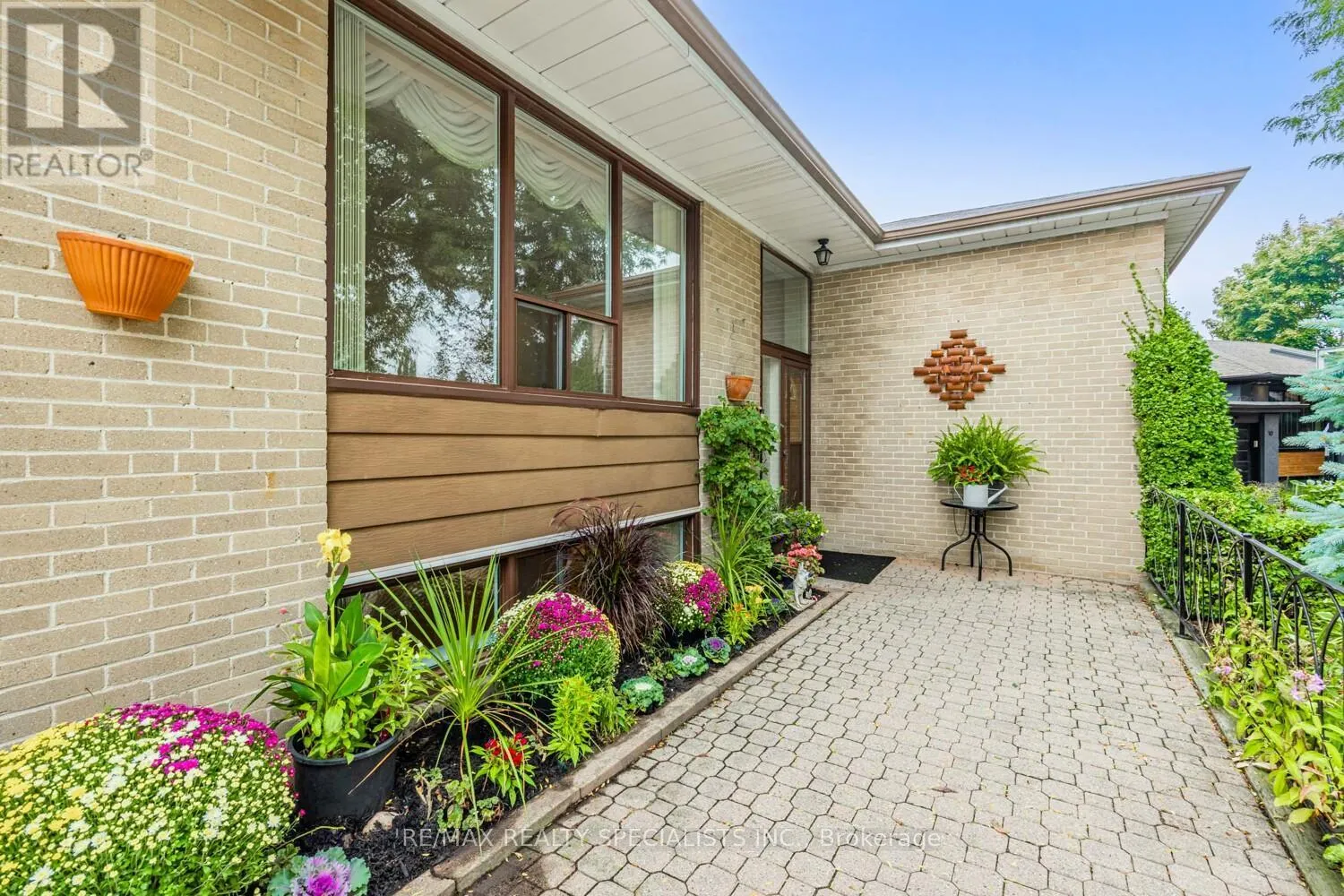 8 CHARNWOOD ROAD