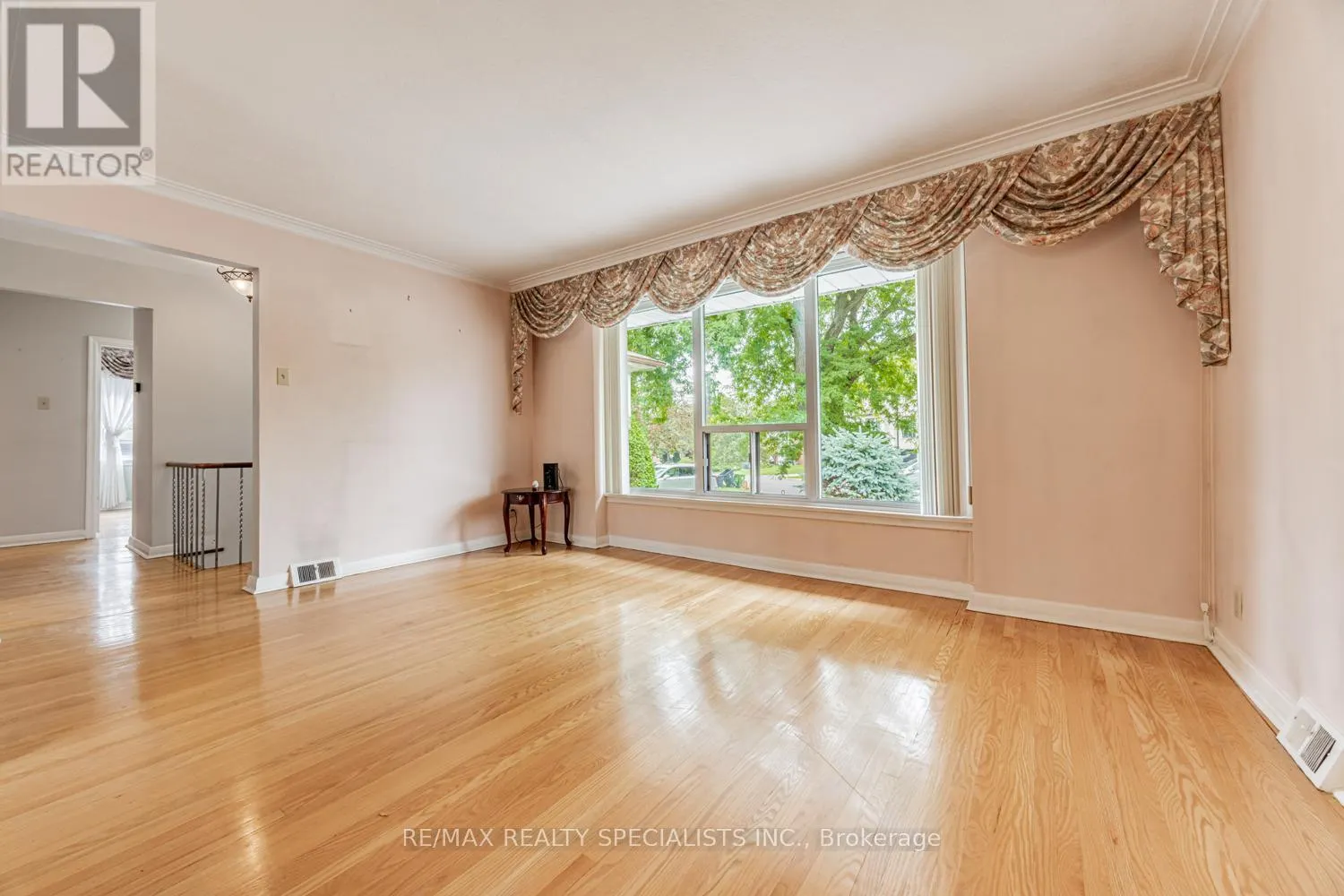 8 CHARNWOOD ROAD