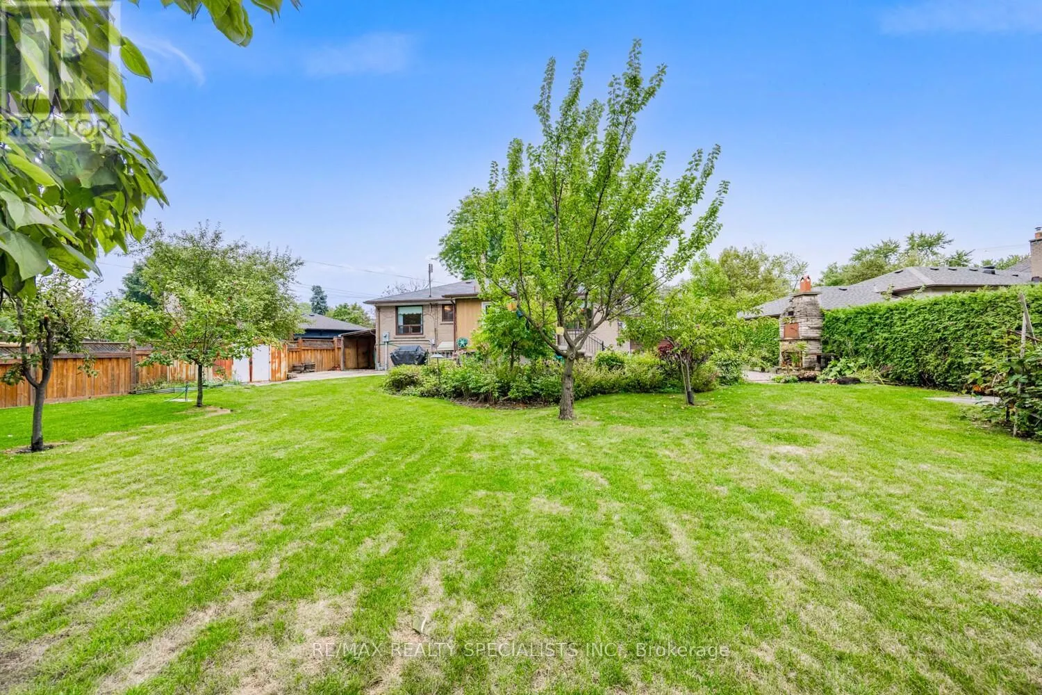 8 CHARNWOOD ROAD