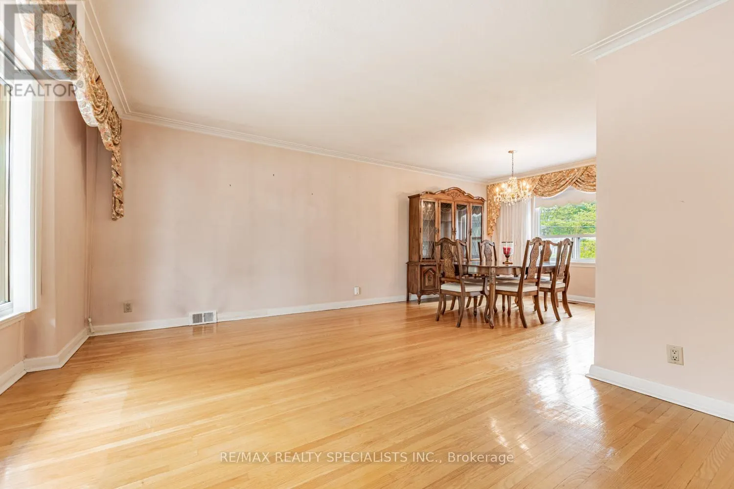8 CHARNWOOD ROAD