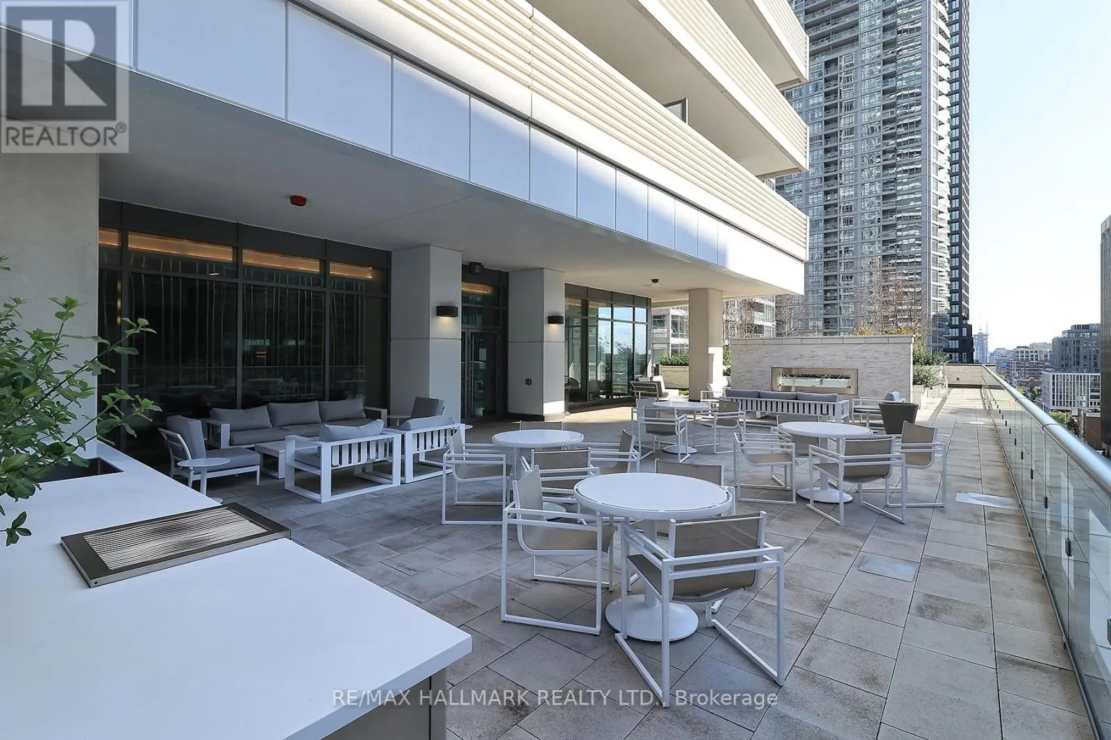 1011 - 2221 YONGE STREET