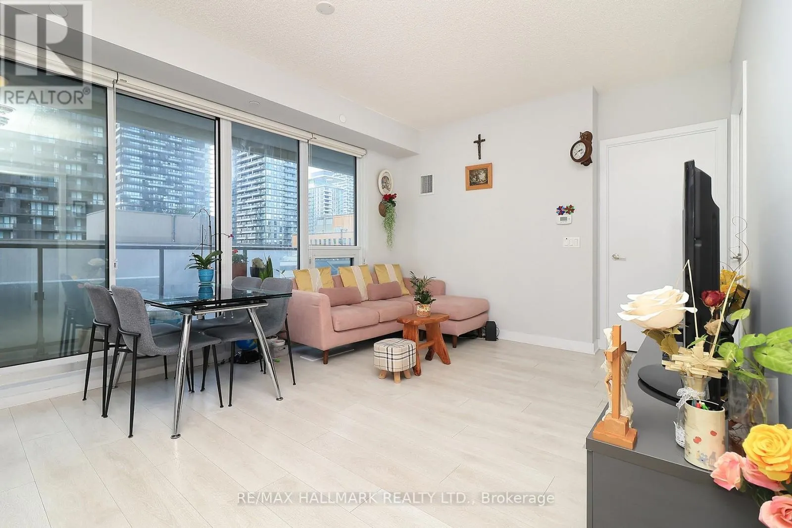 1011 - 2221 YONGE STREET