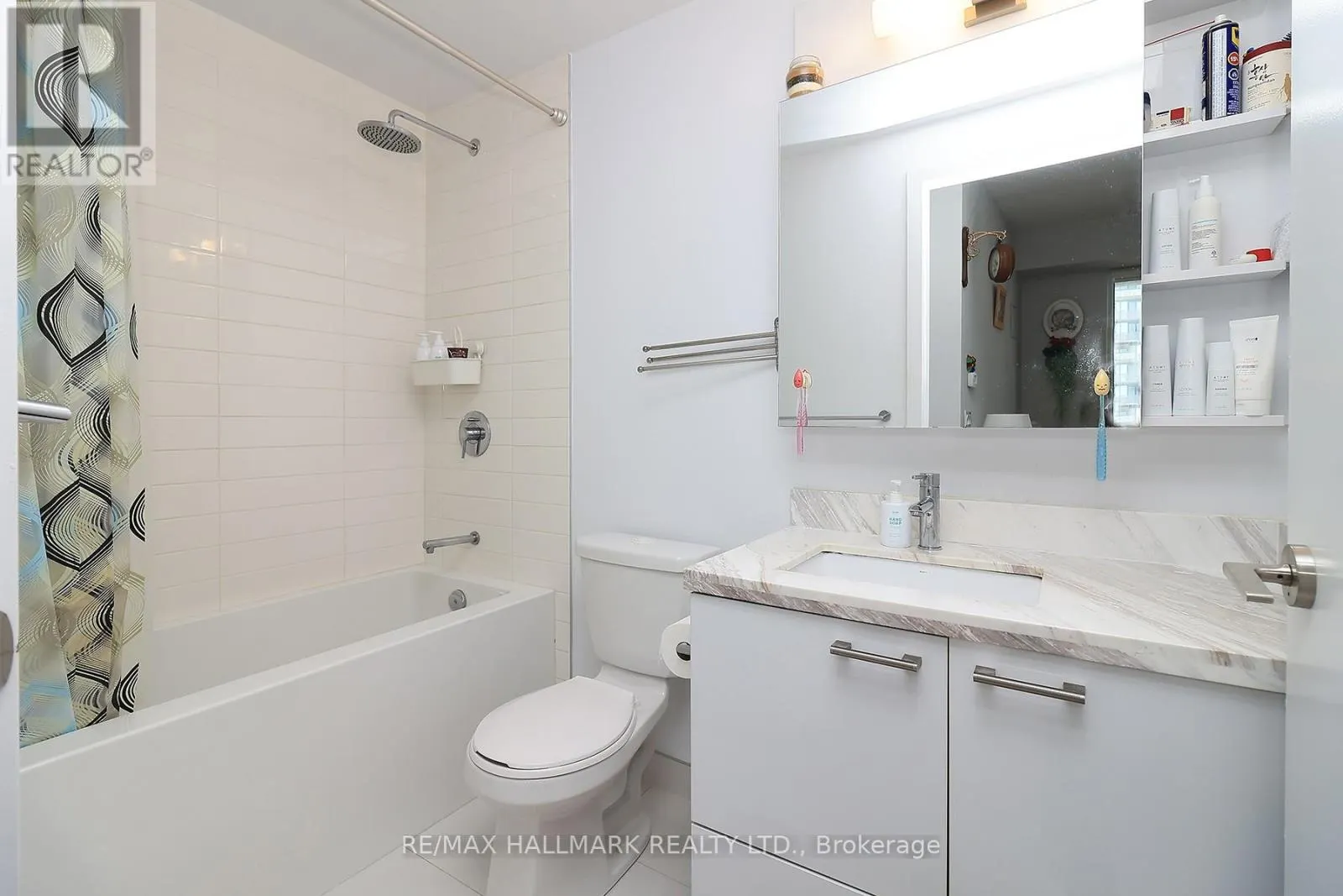 1011 - 2221 YONGE STREET