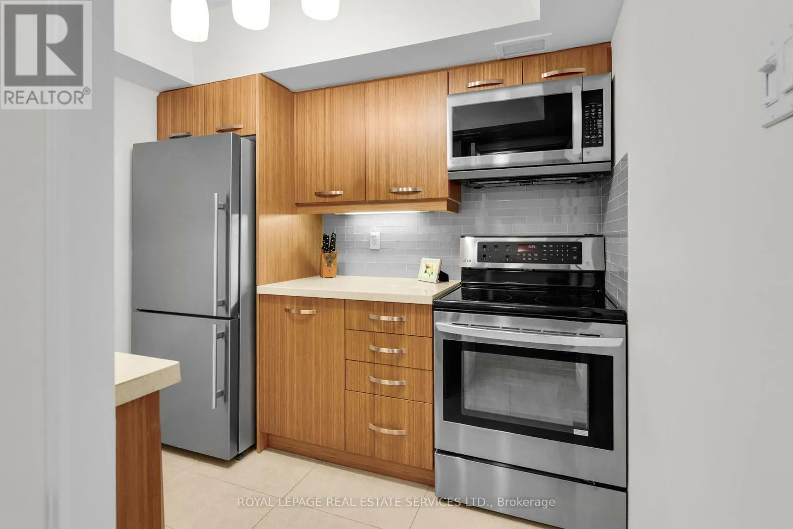 205 - 61 ST CLAIR AVENUE W