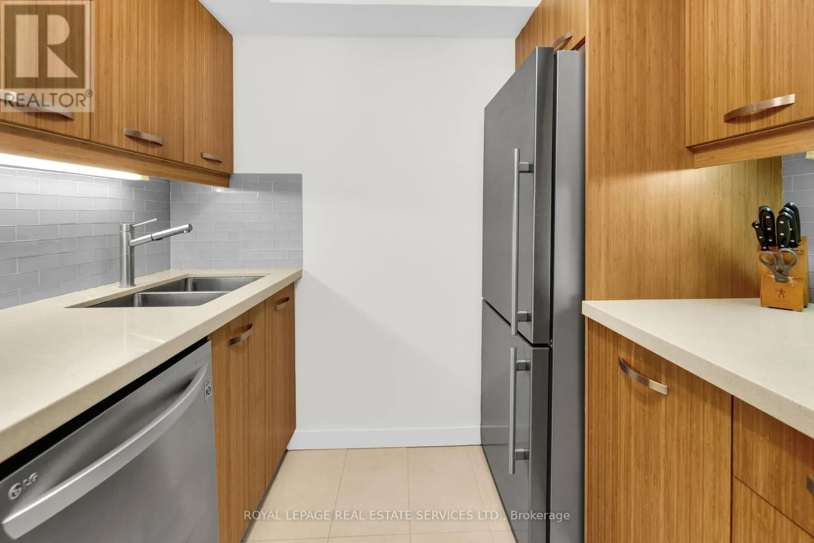 205 - 61 ST CLAIR AVENUE W