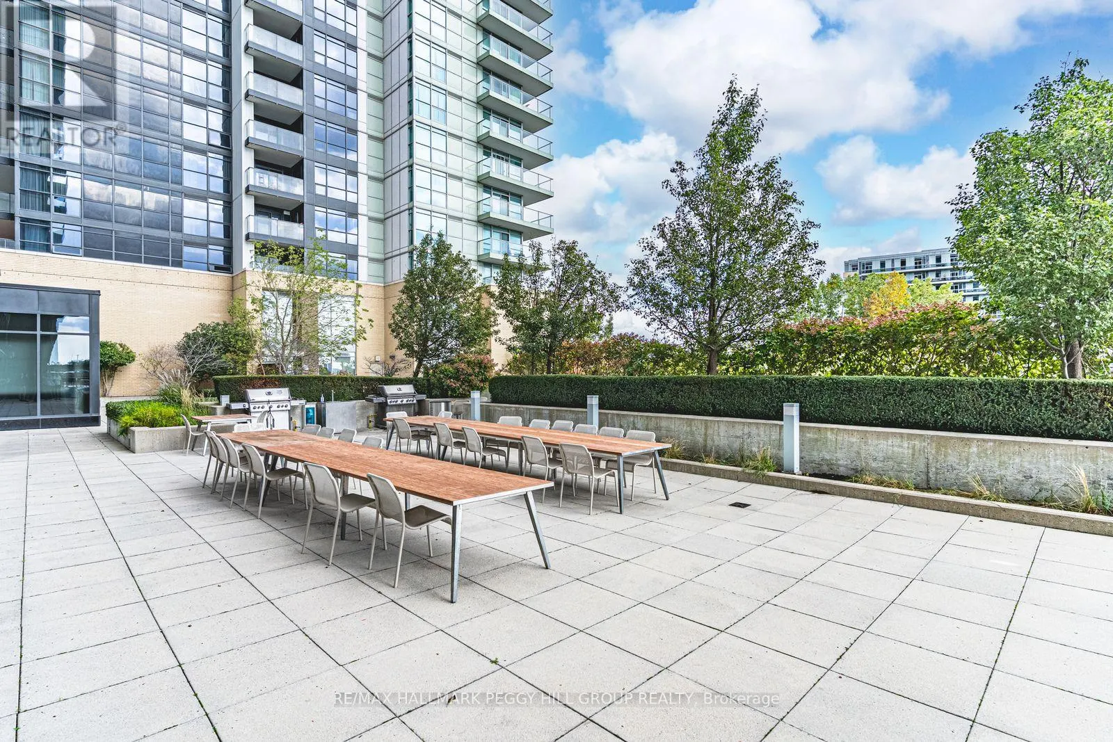 1106 - 15 SINGER COURT