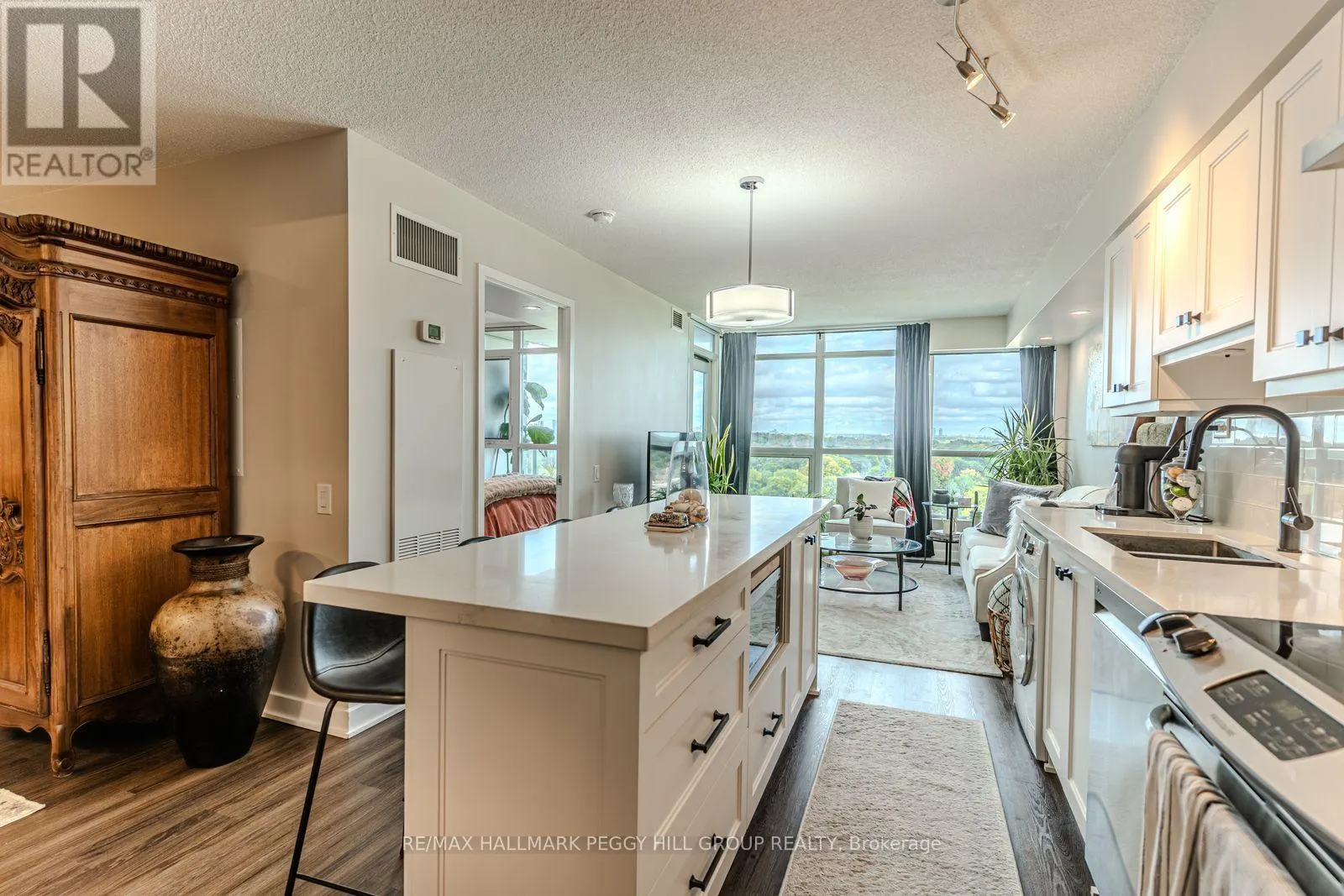 1106 - 15 SINGER COURT