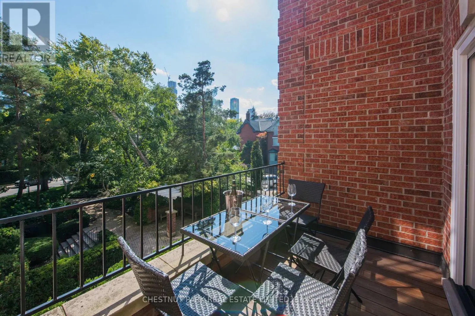 4 - 94 CRESCENT ROAD