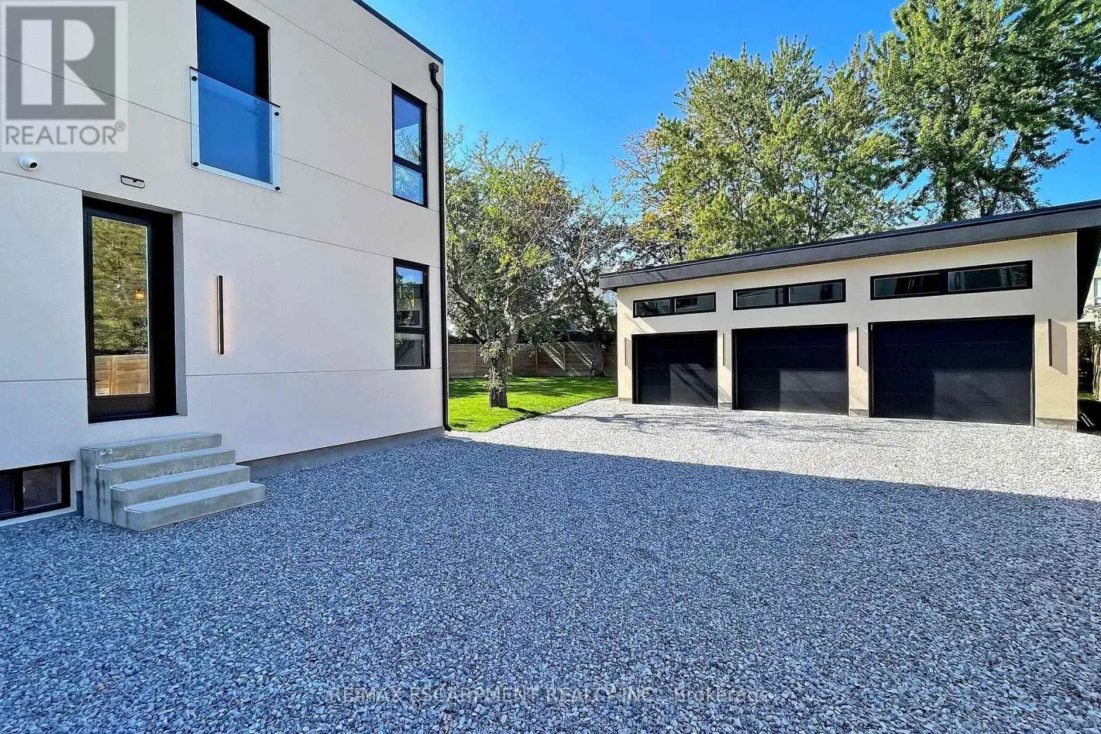 28 DUNSMORE GARDENS