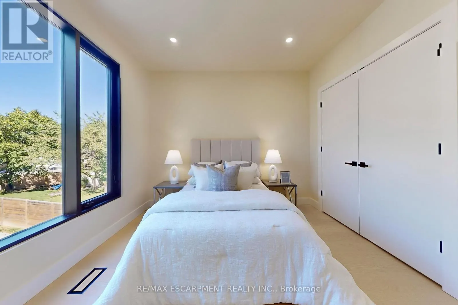28 DUNSMORE GARDENS