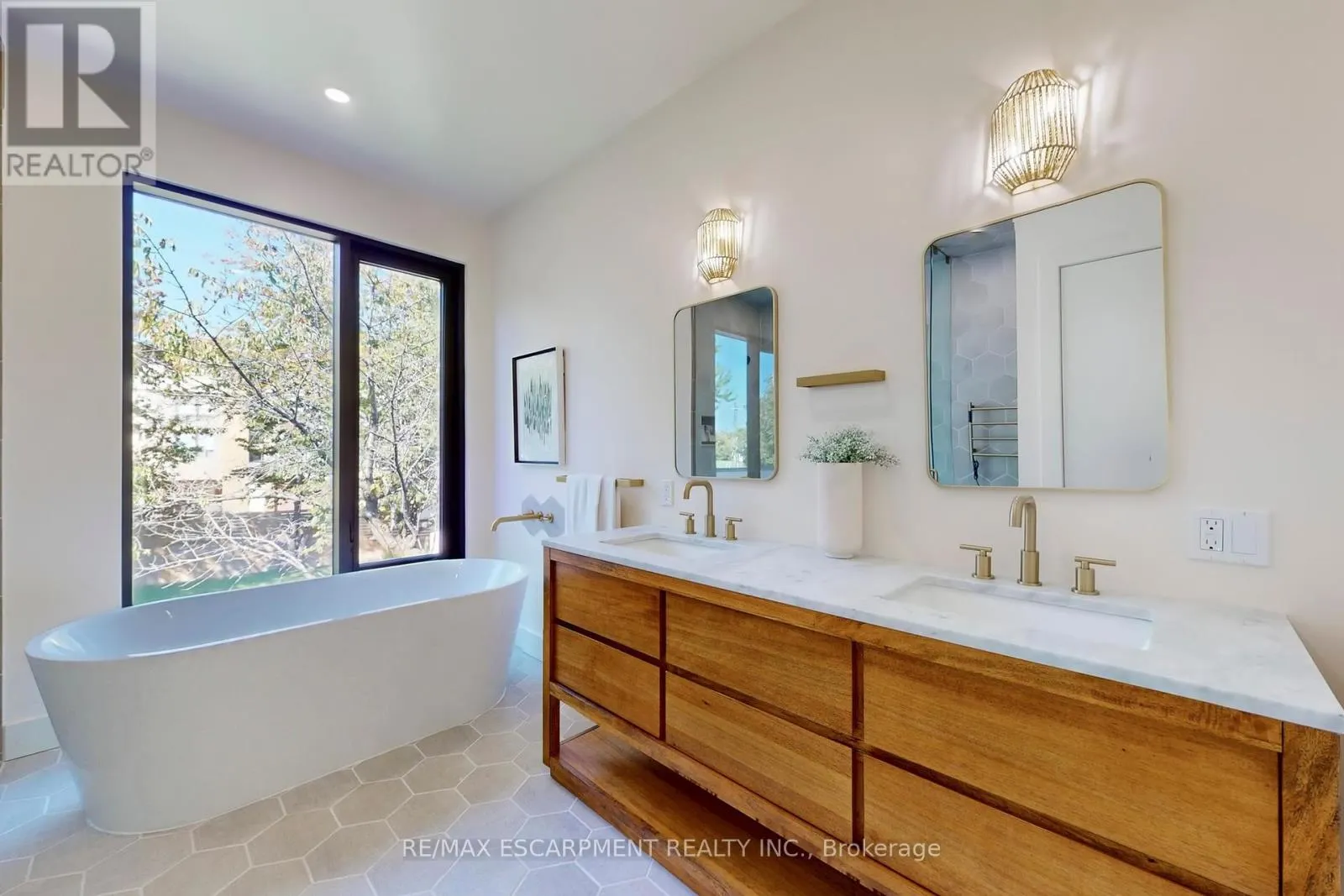 28 DUNSMORE GARDENS