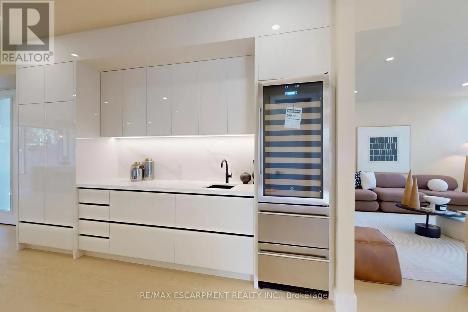 28 DUNSMORE GARDENS