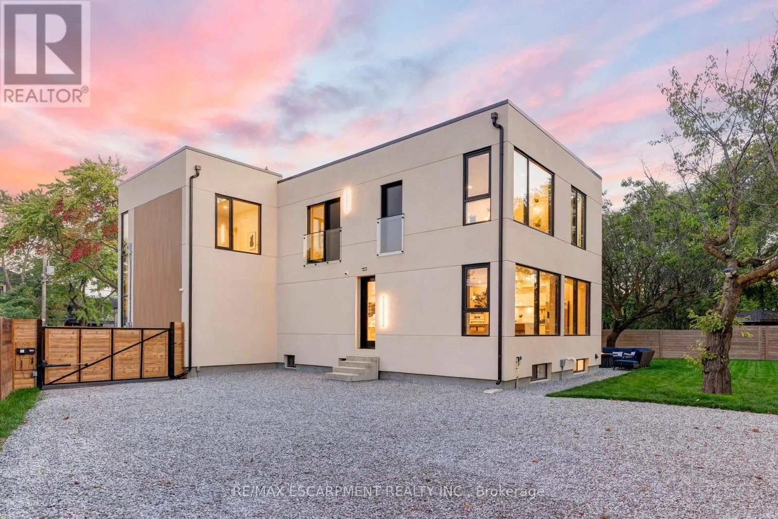 28 DUNSMORE GARDENS