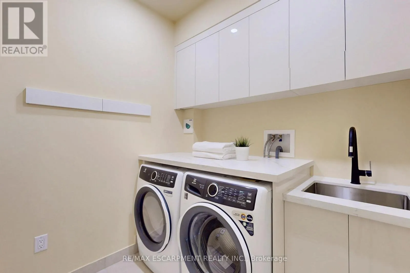 28 DUNSMORE GARDENS