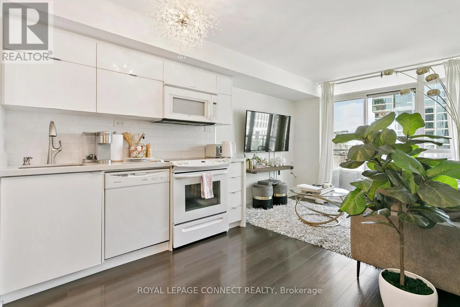 921 - 151 DAN LECKIE WAY