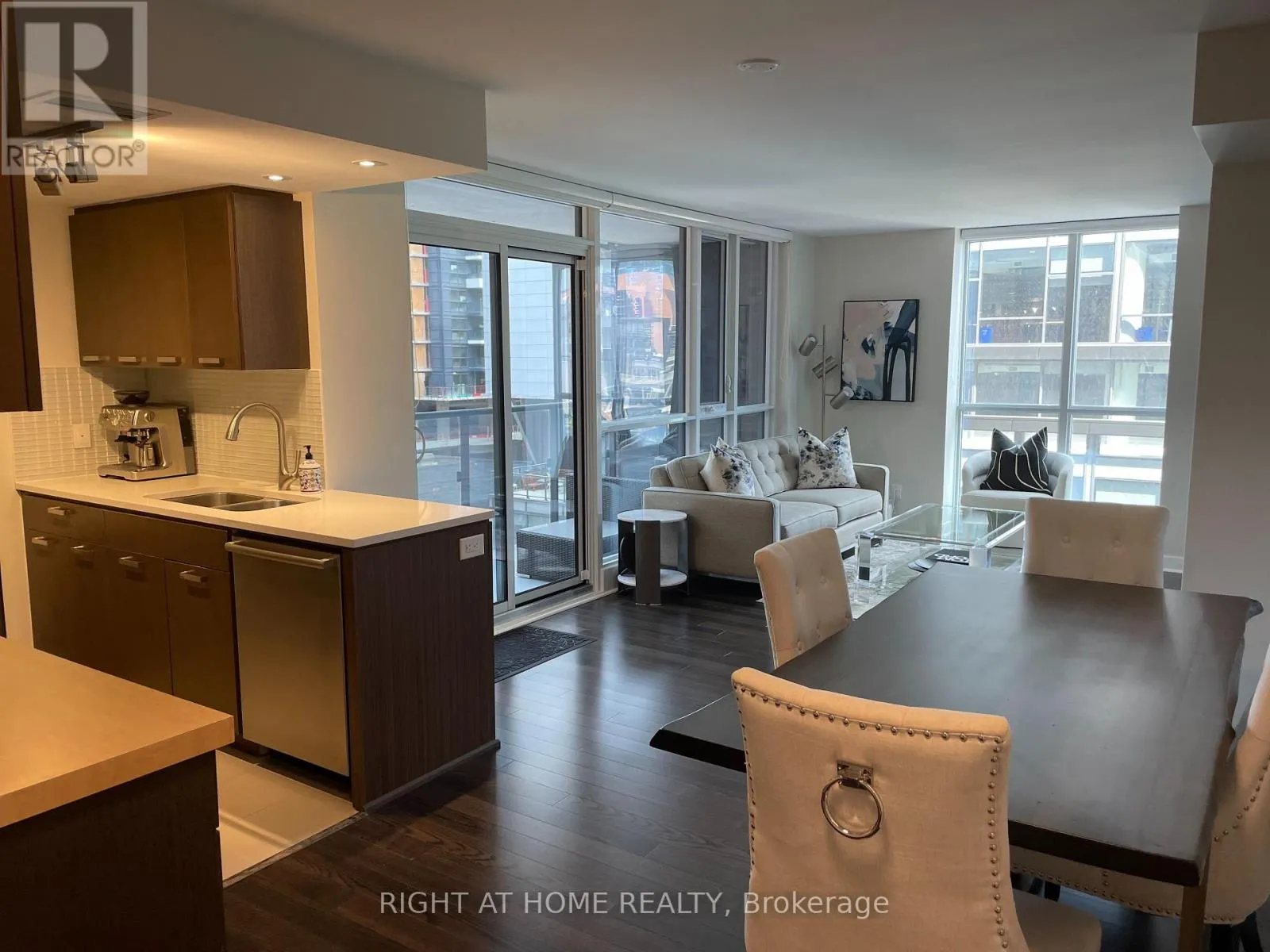 624 - 295 ADELAIDE STREET W