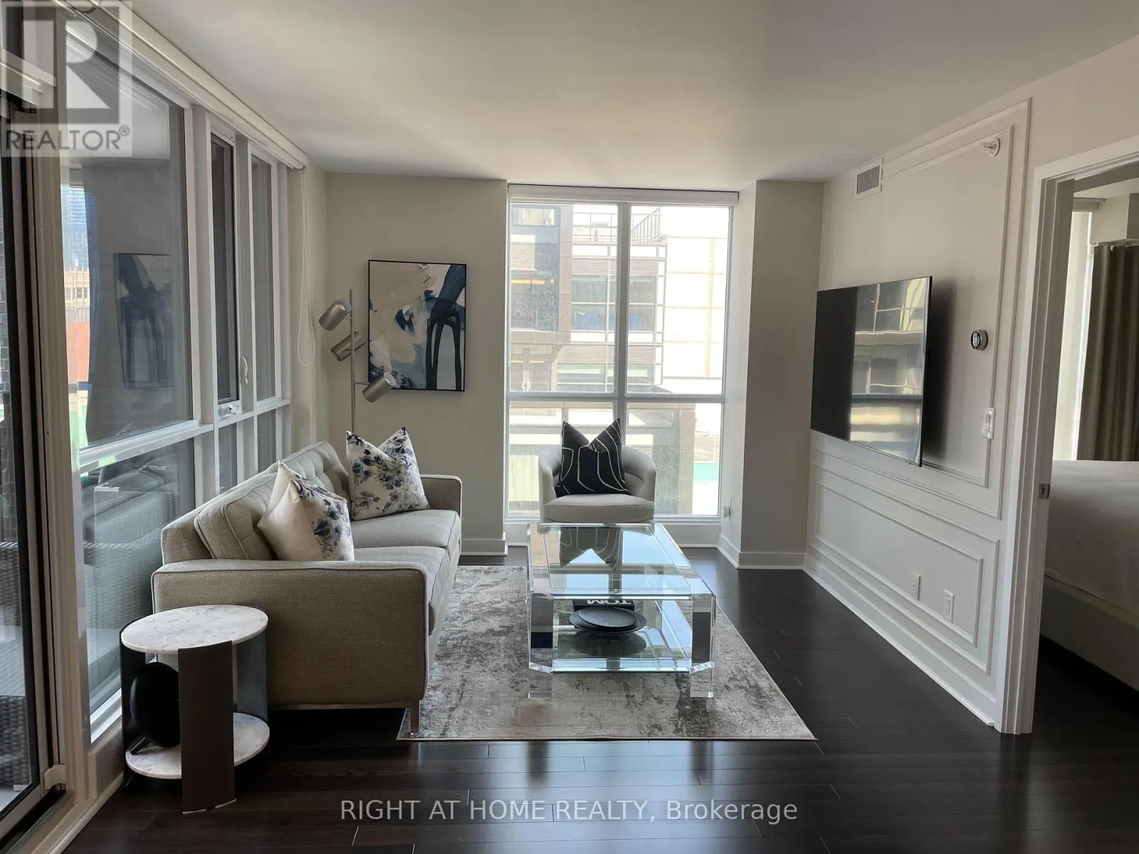 624 - 295 ADELAIDE STREET W