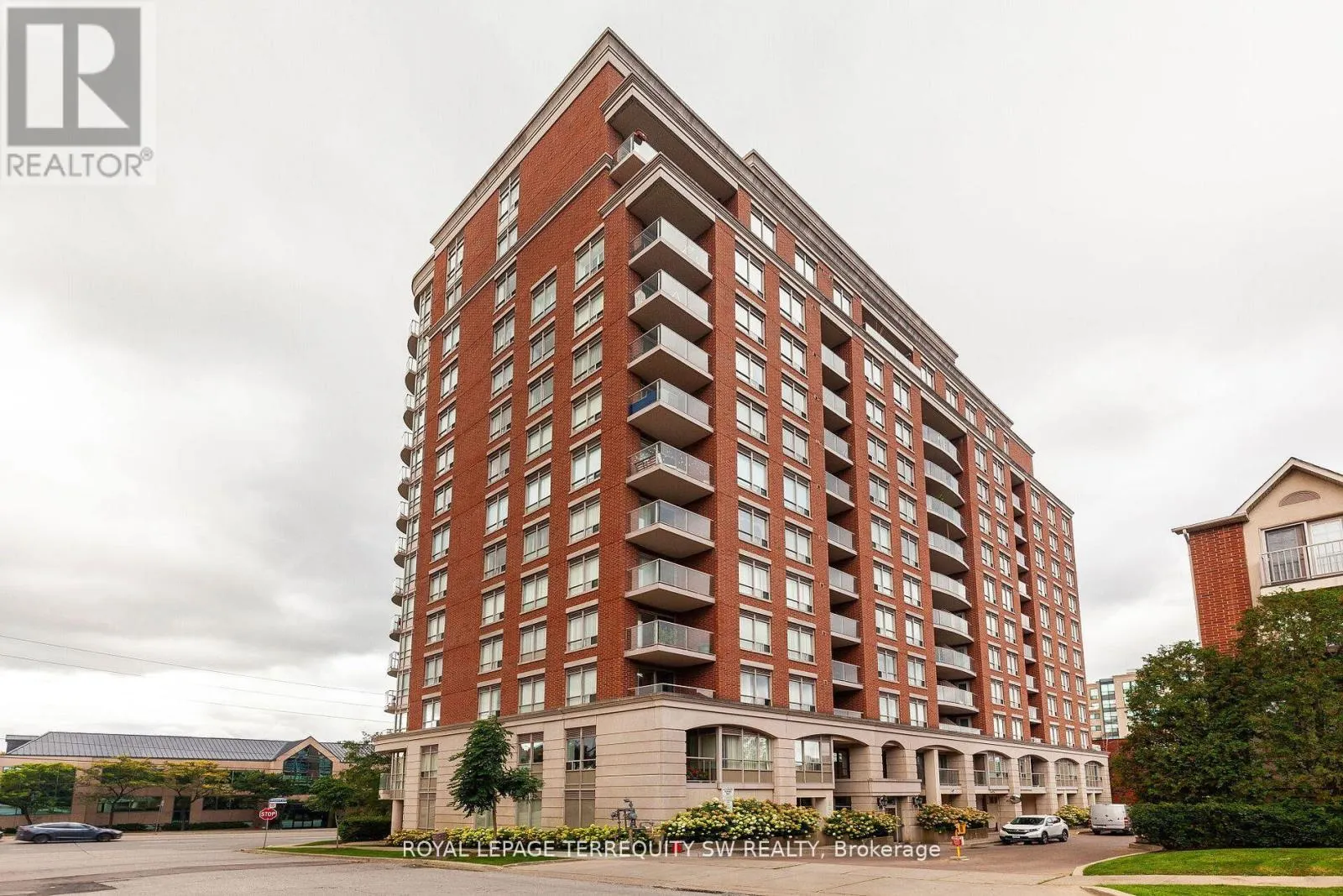208 - 2 CLAIRTRELL ROAD