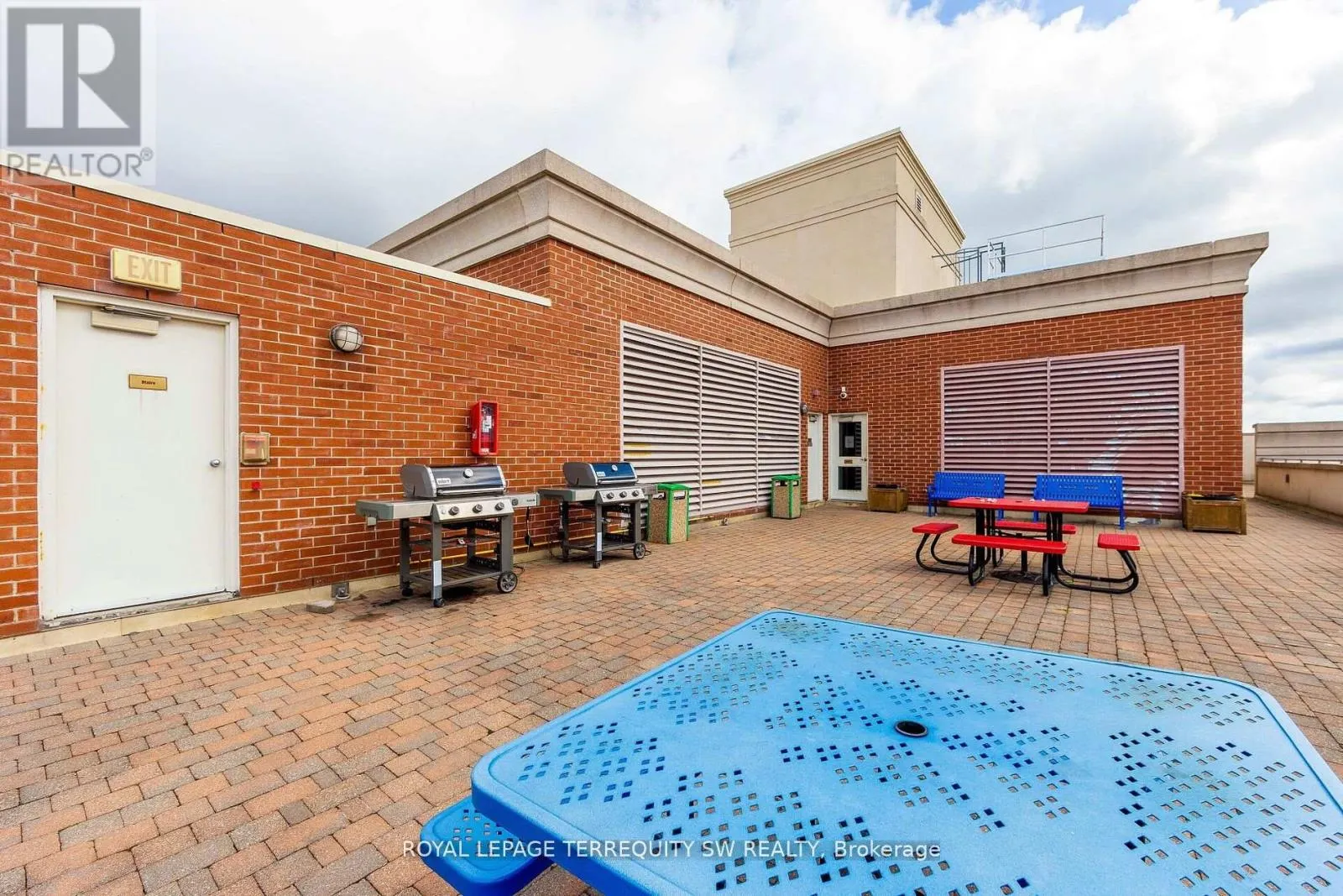 208 - 2 CLAIRTRELL ROAD