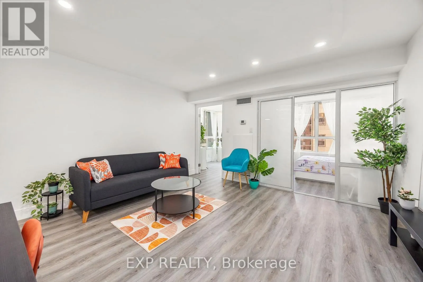 817 - 711 BAY STREET